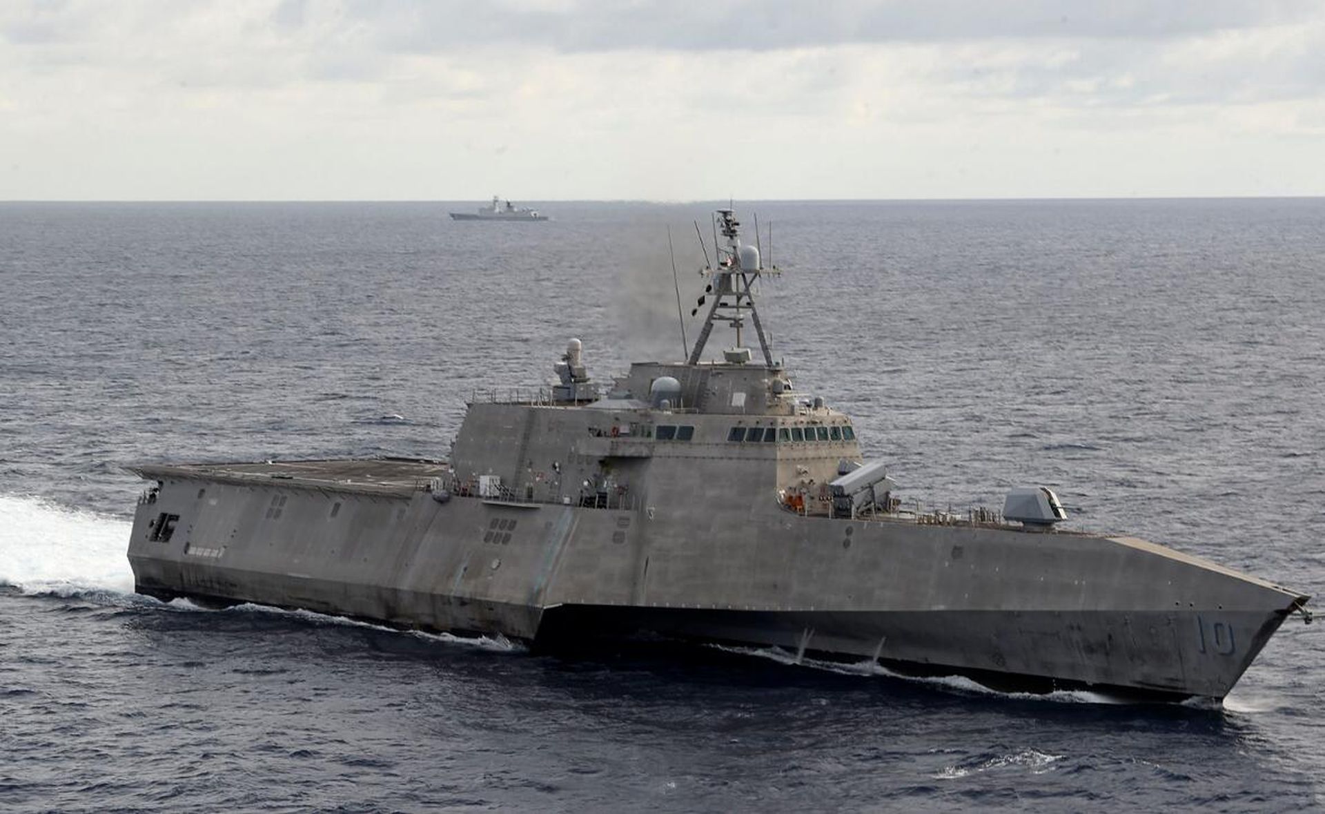 美国太平洋舰队发布的照片显示，“吉福兹”号的不远处出现了一艘中国海军054A护卫舰。（Facebook@USPacificFleet）