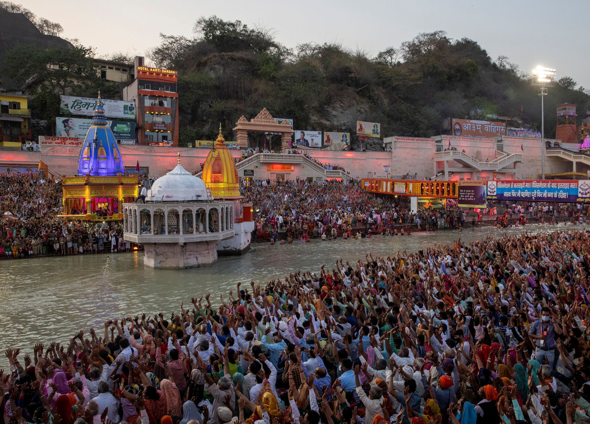 2021年4月14日，印度教信徒在恒河聚集祷告。（Reuters）