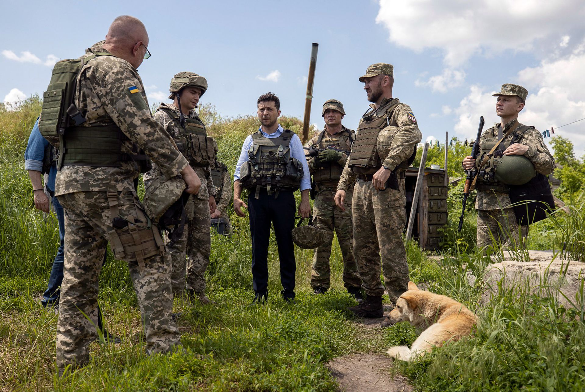 2019年5月27日，乌克兰总统泽连斯基（Volodymyr Zelenskiy）视察顿巴斯地区军队部署情况。（Reuters）