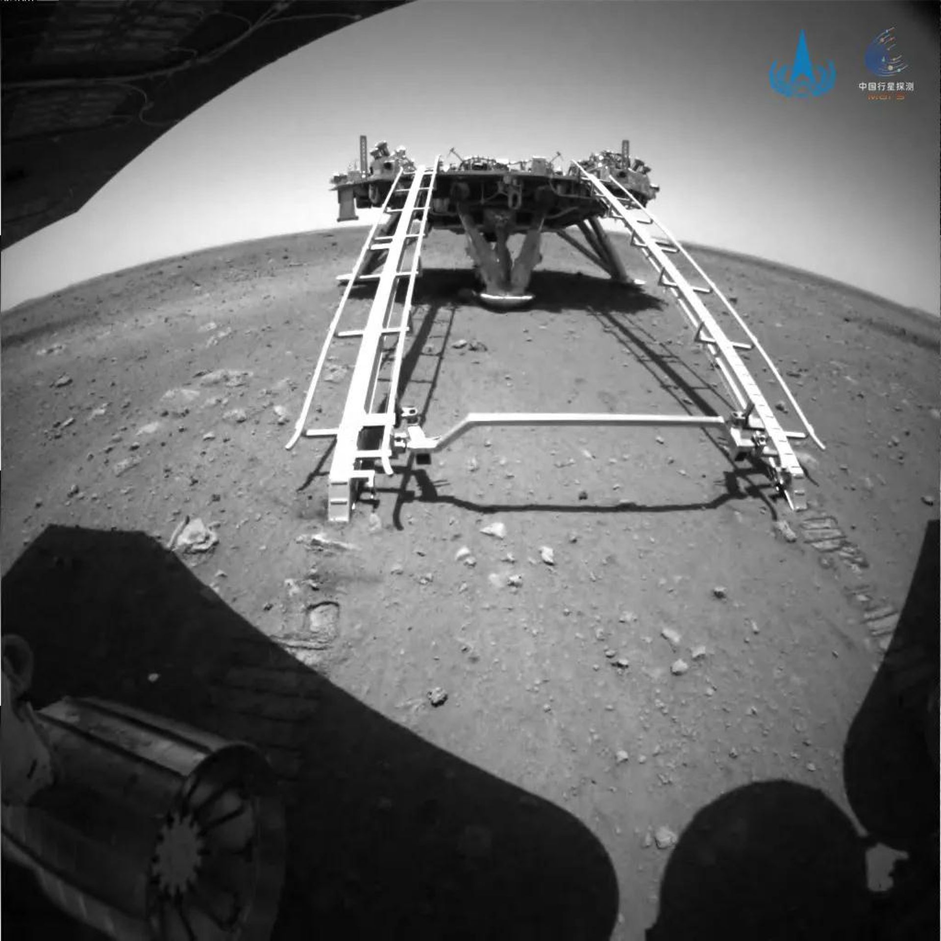 5月22日10时40分，祝融号火星车已安全驶离着陆平台，到达火星表面，开始巡视探测。这是由后避障相机拍摄的图片。（中国国家航天局）