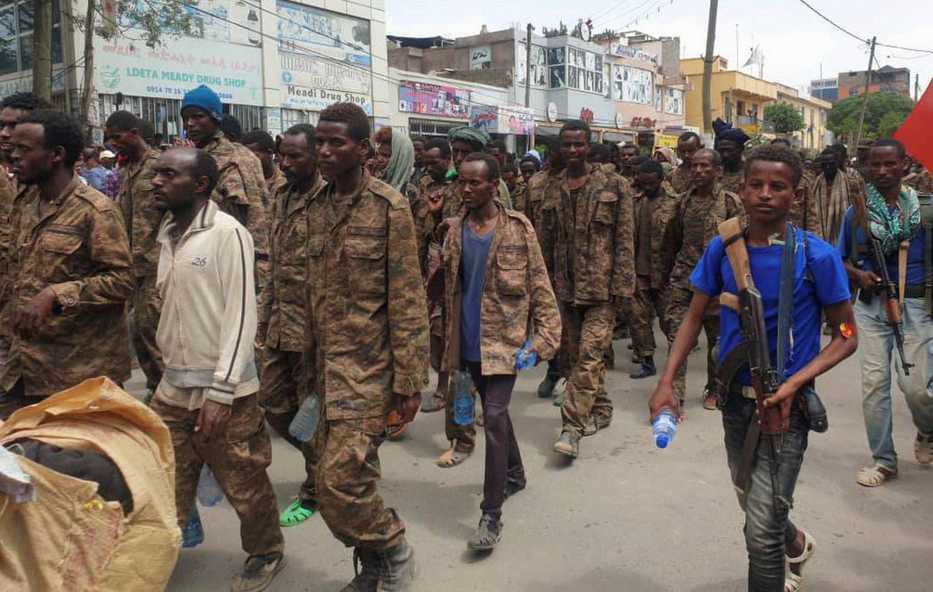 提格雷州地方武装押解埃塞俄比亚政府军画面。（Reuters）