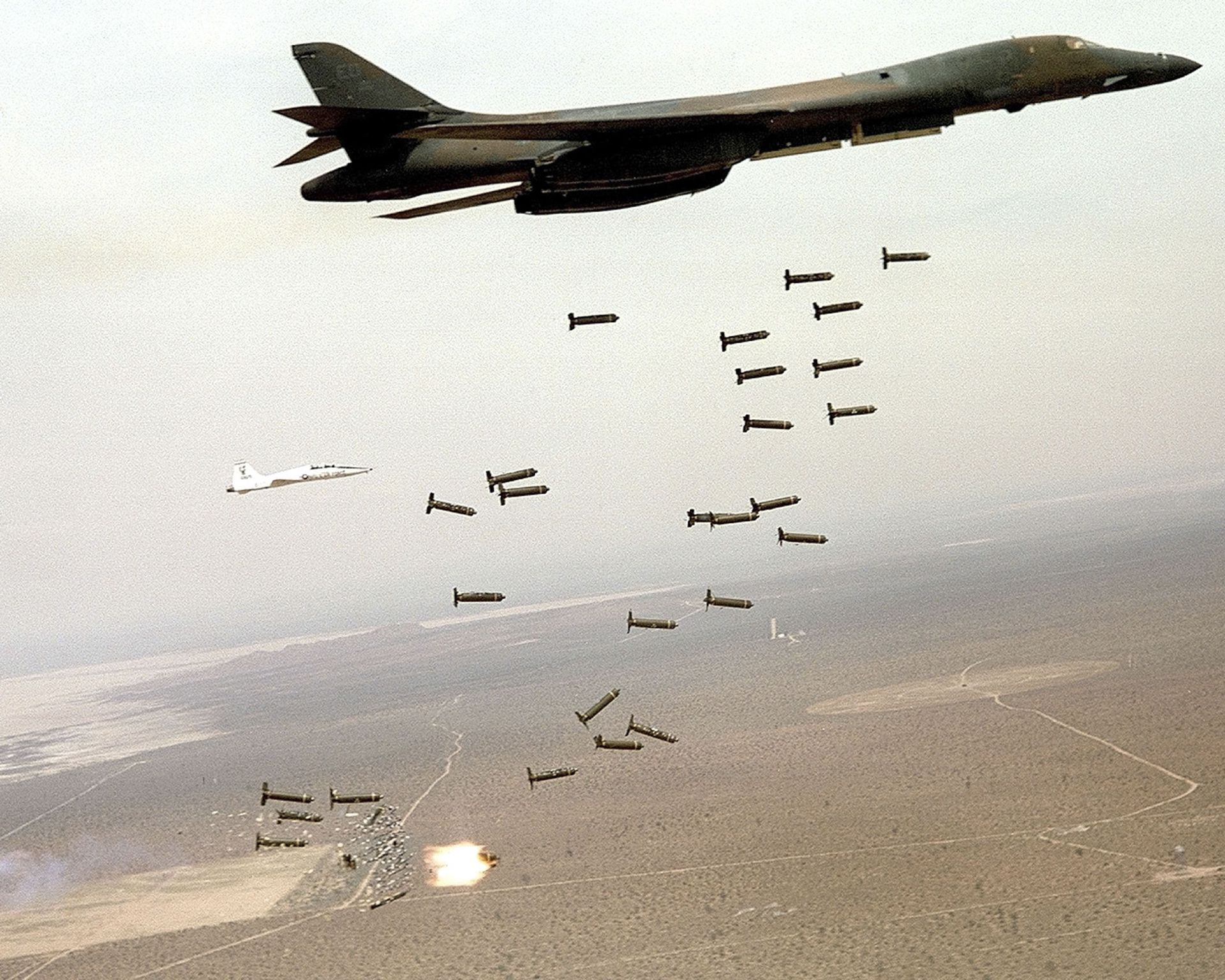 图为一架在阿富汗战争时实施常规轰炸的B-1B轰炸机，该机也可以搭载洛克希德马丁公司研发的AGM-183A导弹，该弹也是美国空军第一种滑翔体外形的超高音速导弹。（Getty）