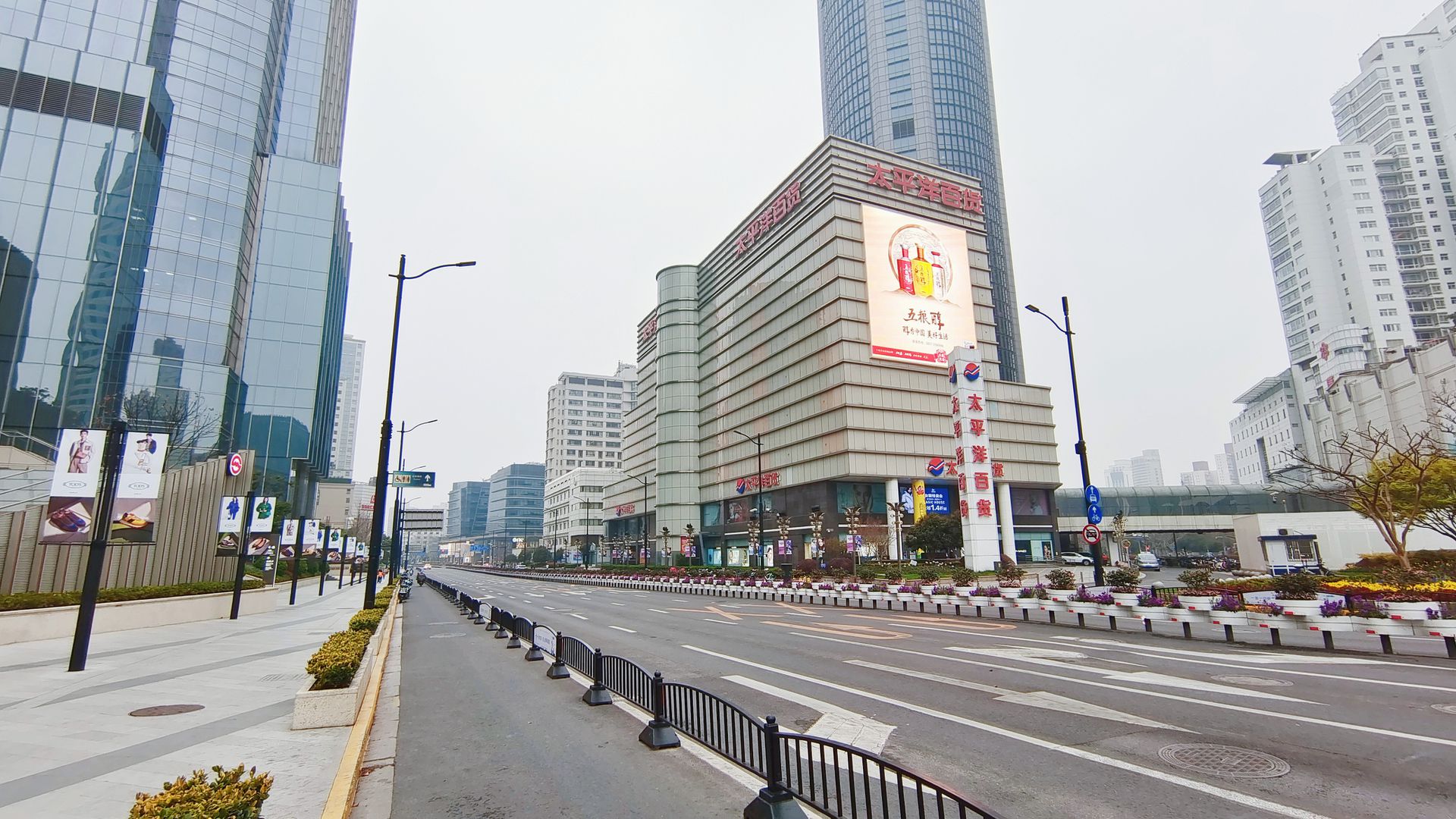 此次疫情对上海冲击很大，图为2022年3月19日，上海昔日时尚旅游消费地标徐家汇商圈街景陷入沉寂，作为徐汇区的交通要道，马路上行人车辆稀少。（视觉中国）