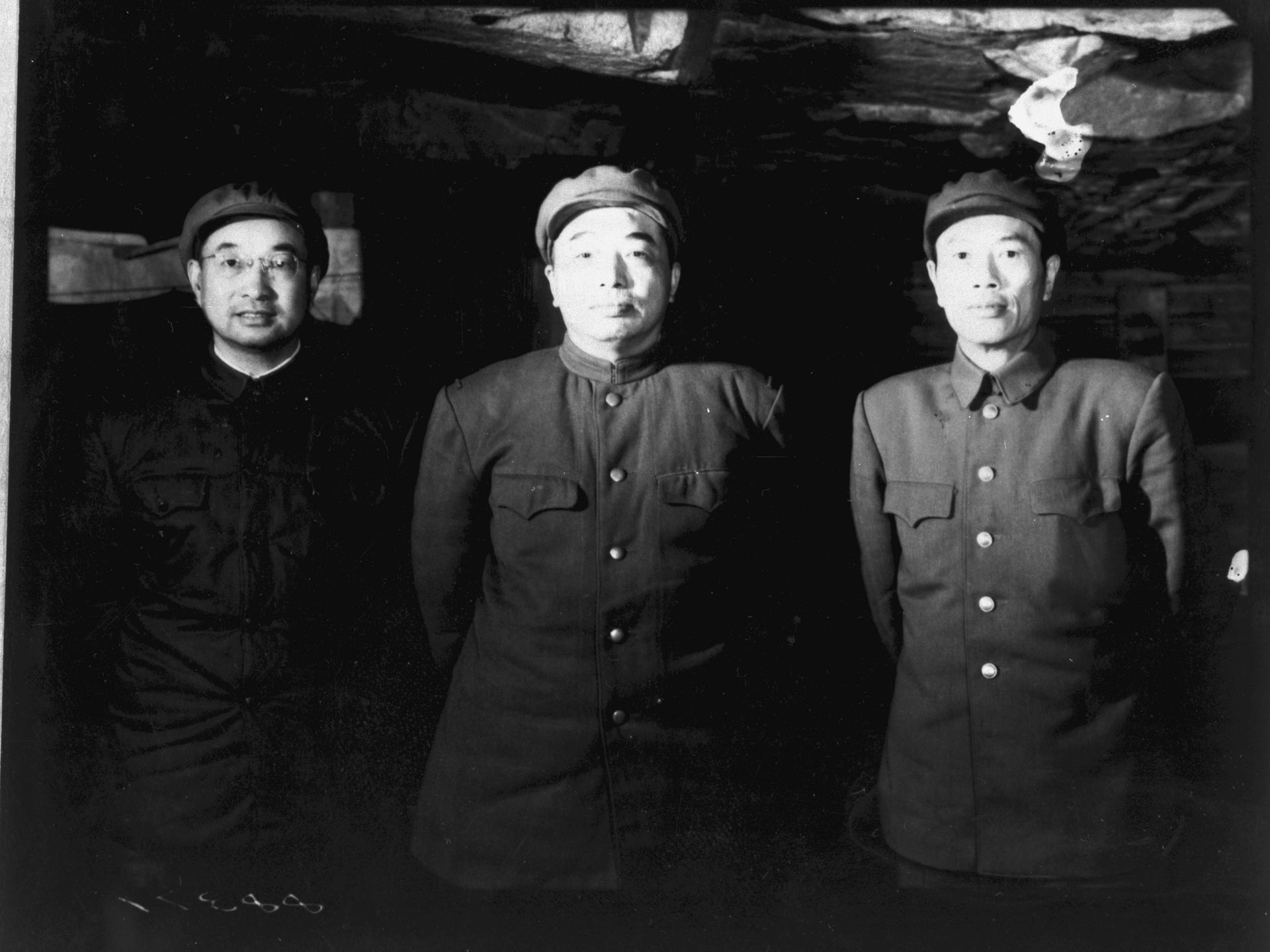 朝鲜战争期间，中国志愿军司令彭德怀（中）和副司令陈赓（左）、副司令邓华在前线指挥部合影。（视觉中国）