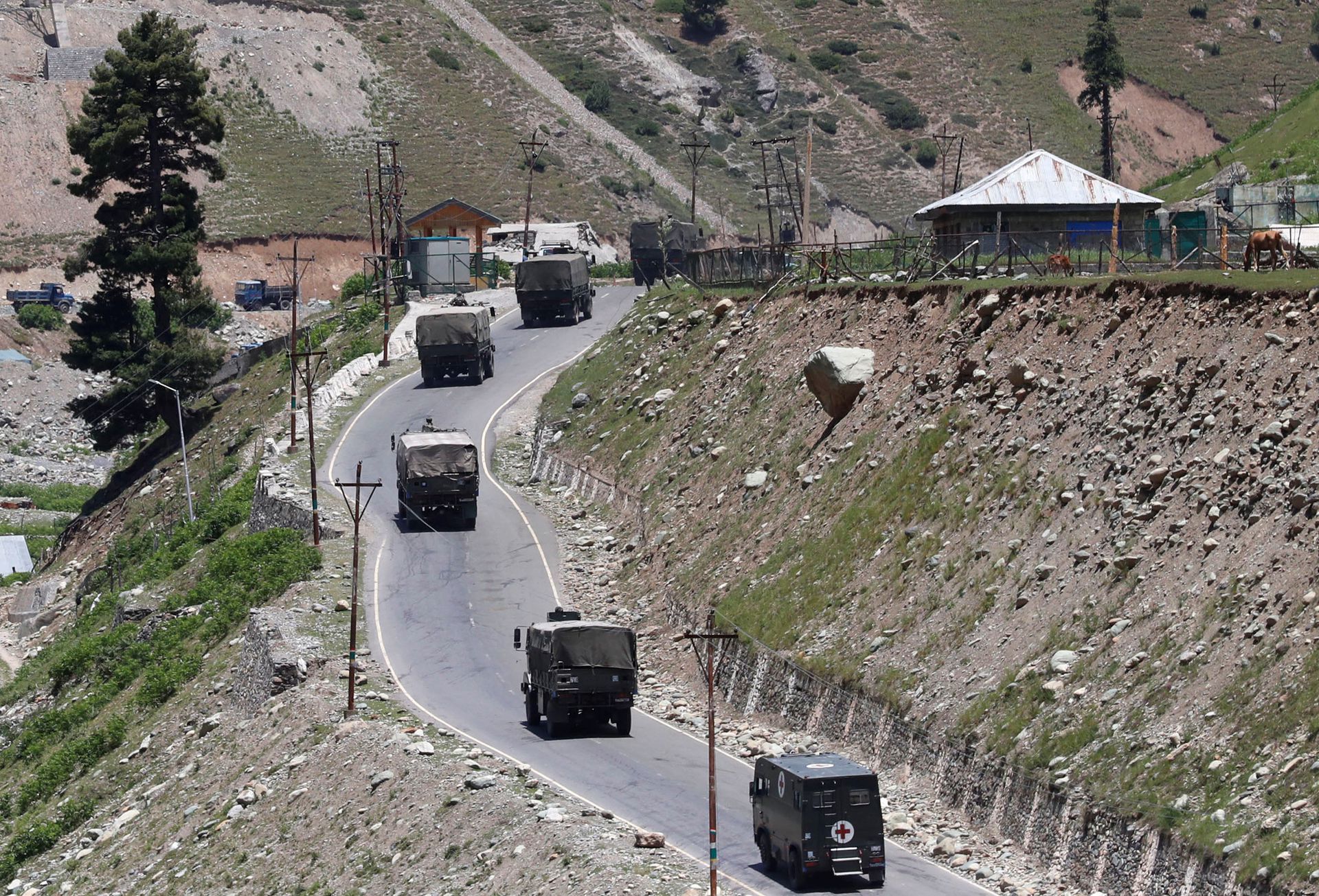 多辆印度军方车辆前往拉达克边界线附近。（Reuters）