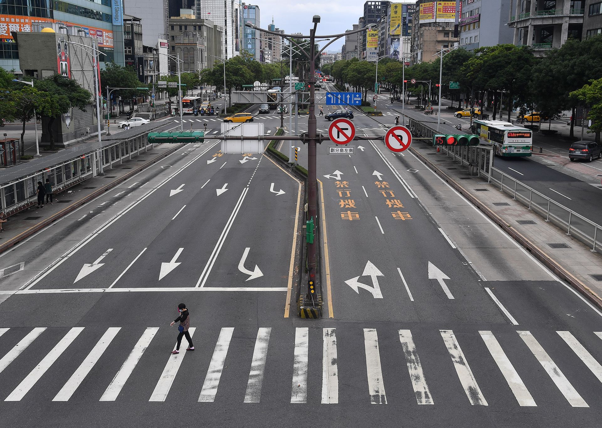 台北市中华路上，街头一片冷清。（中央社）