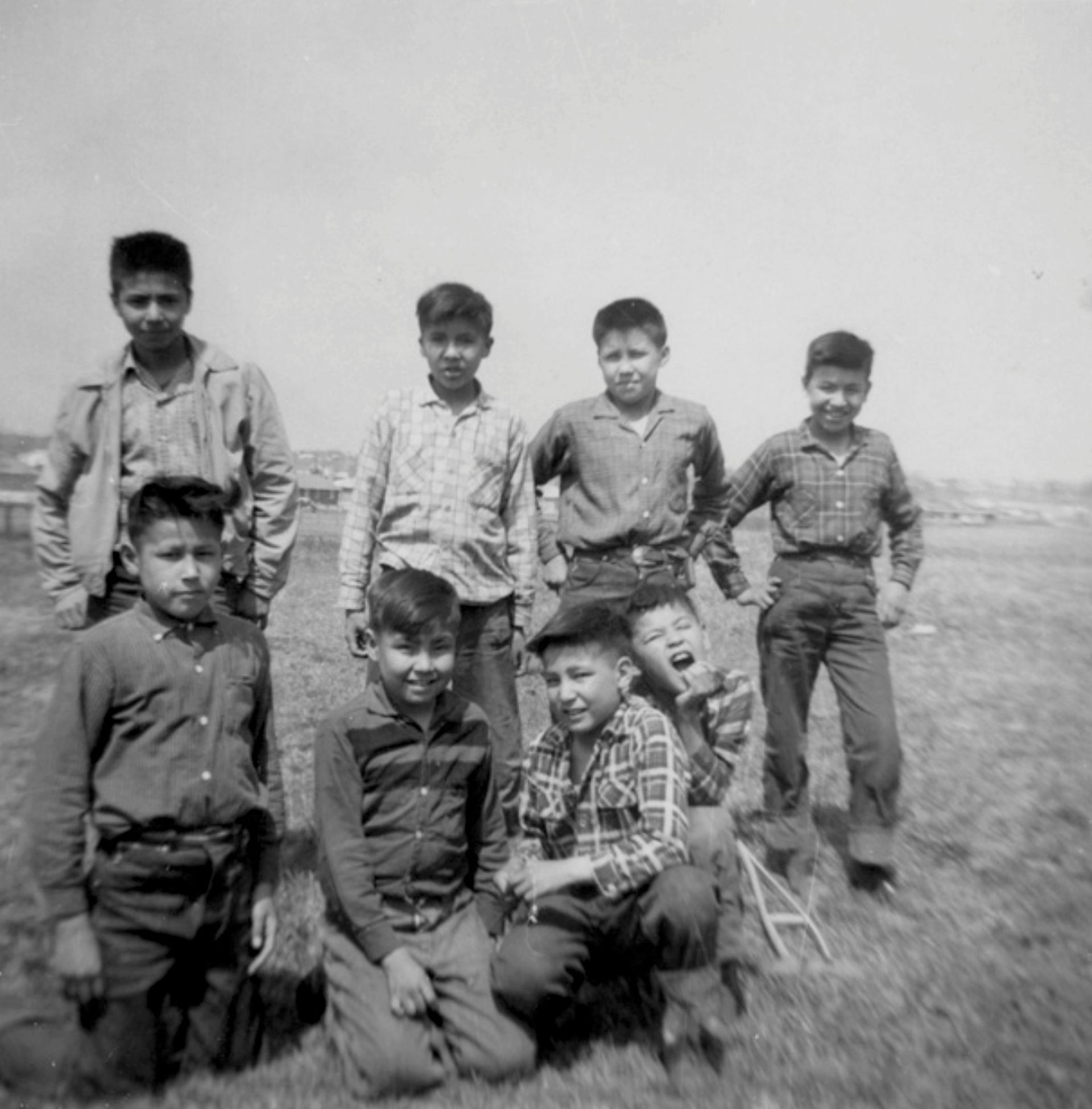 男孩们在Sault Ste 的 Shingwauk印第安寄宿学校的田野上摆姿势。（Reuters）
