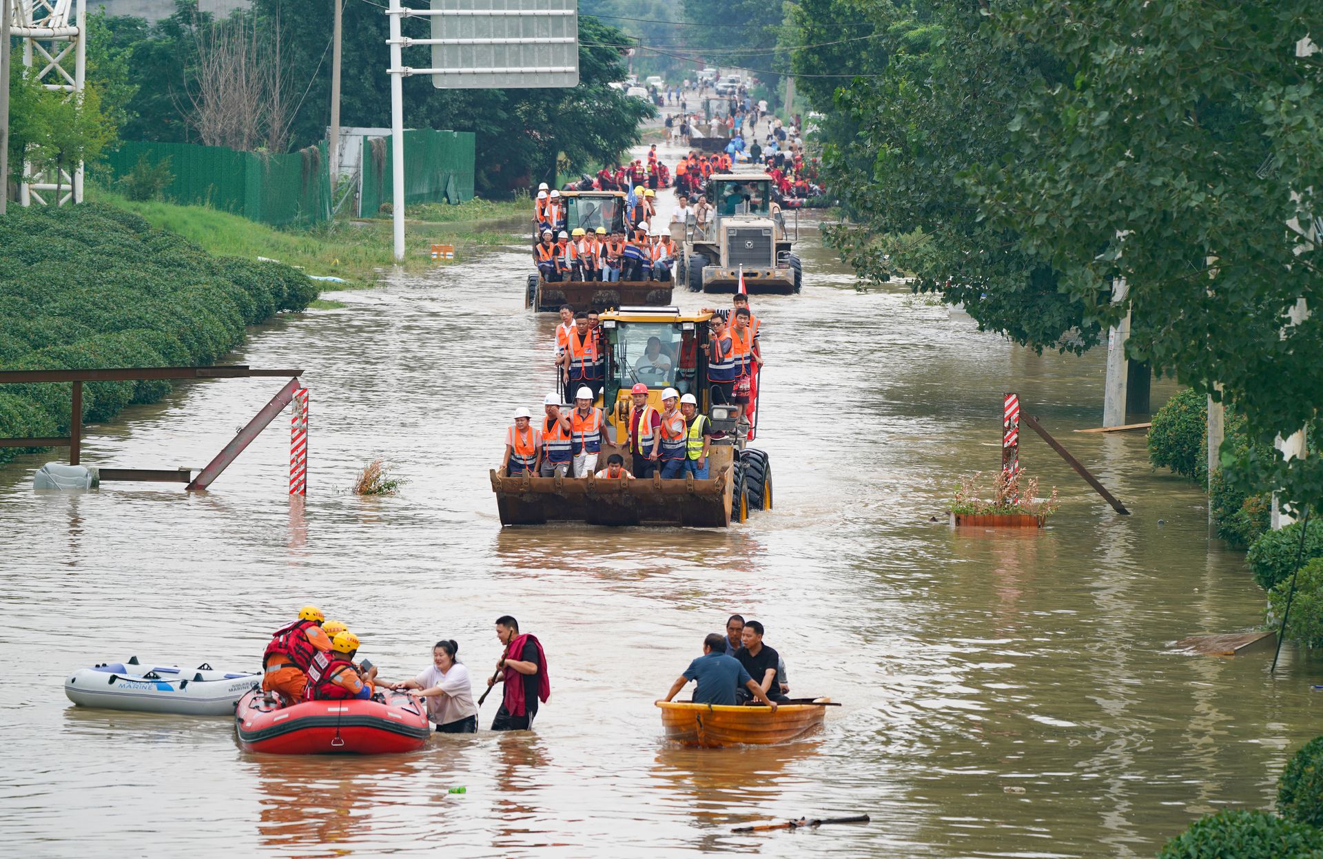 2021年7月22日，郑州市中牟县被洪水围困的民众。（人民视觉）
