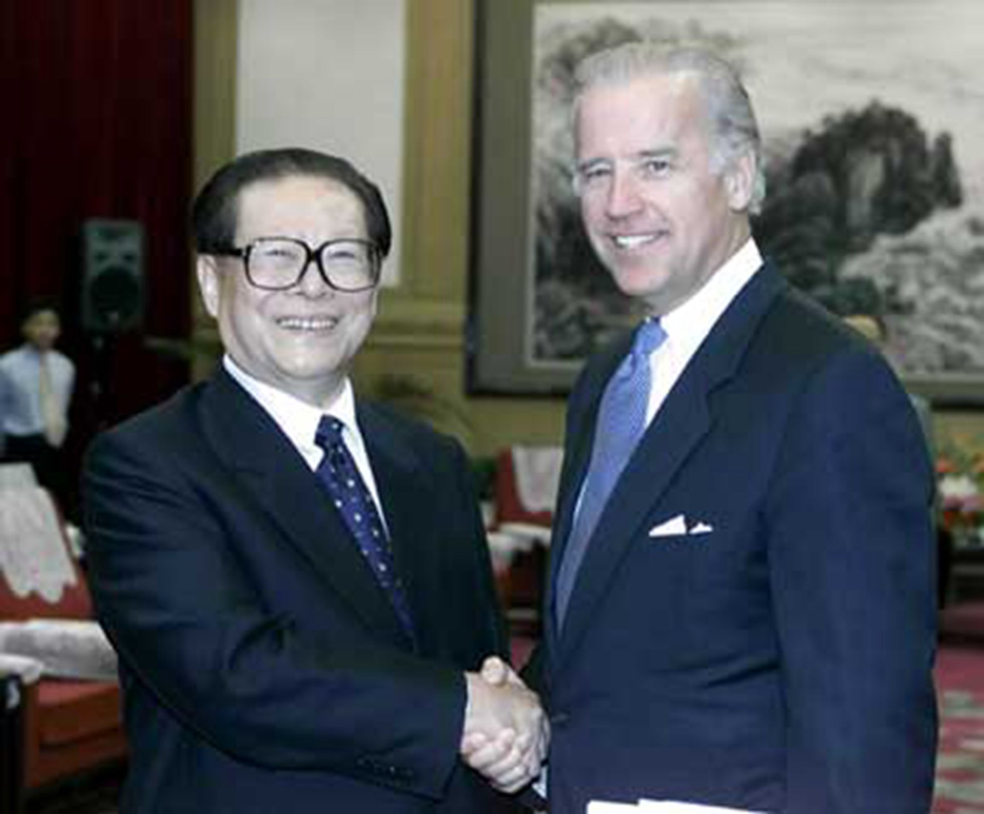 拜登当选后,其与中共高层“交情”备受关注。图为2001年8月8日,江泽民在北戴河会见拜登(右)。(新华社) 拜登当选后,其与中共高层“交情”备受关注。图为2001年8月8日,江泽民在北戴河会见拜登(右)。(新华社)