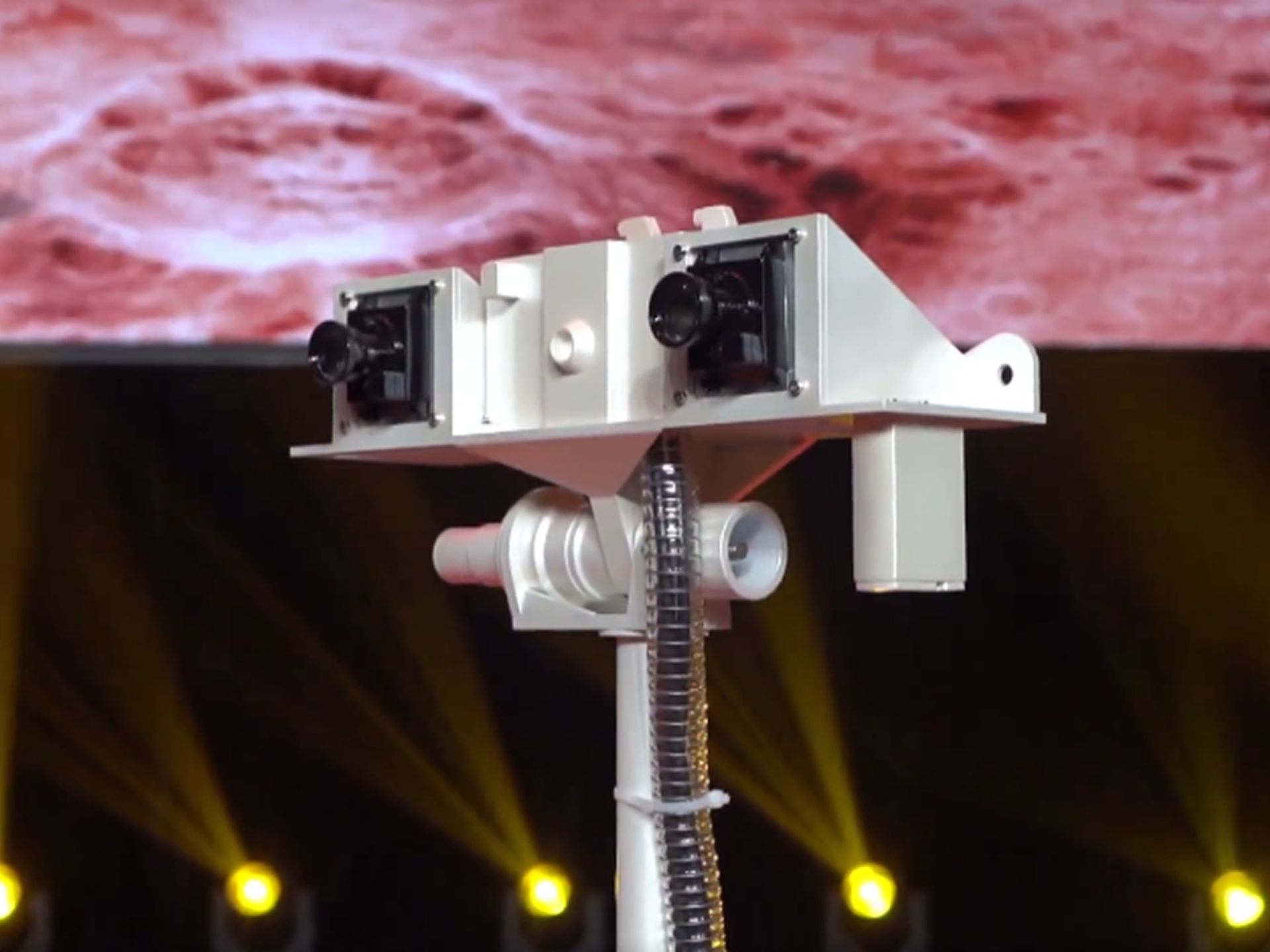 中国火星车顶端的方形设备就像机械人的脑袋，上面有实施前行实时探测的全景相机，及识别矿物质成分的多光谱相机。（中国央视新闻视频截图）
