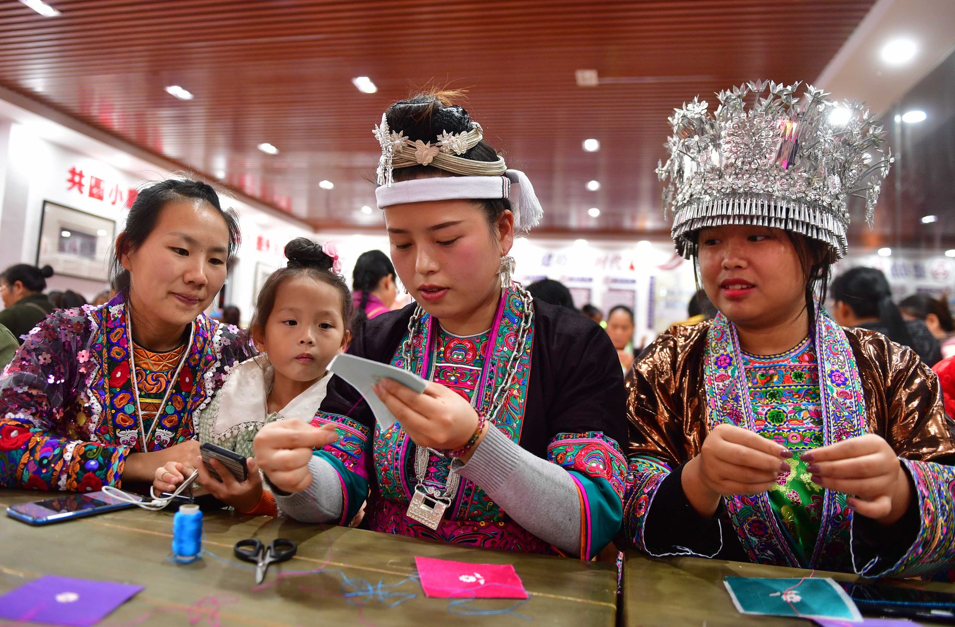 中国文明的扩散模式,主要体现在汉民族迁徙过程中与当地土著的融合,少数民族并未因此而“灭种”。图为侗、苗等中国少数民族女性在夜校学习刺绣。(新华社) 中国文明的扩散模式,主要体现在汉民族迁徙过程中与当地土著的融合,少数民族并未因此而“灭种”。图为侗、苗等中国少数民族女性在夜校学习刺绣。(新华社)