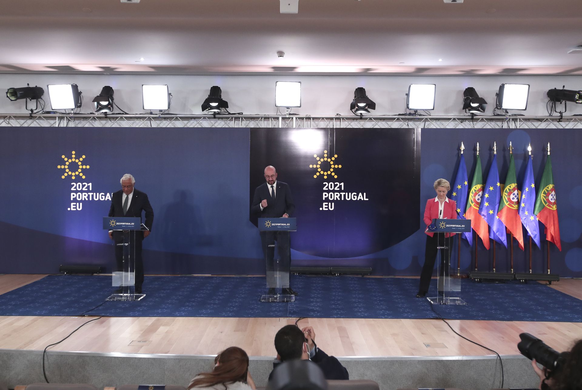 2021年5月8日,视频会议后,欧盟方面举行记者会。(AP) 2021年5月8日,视频会议后,欧盟方面举行记者会。(AP)