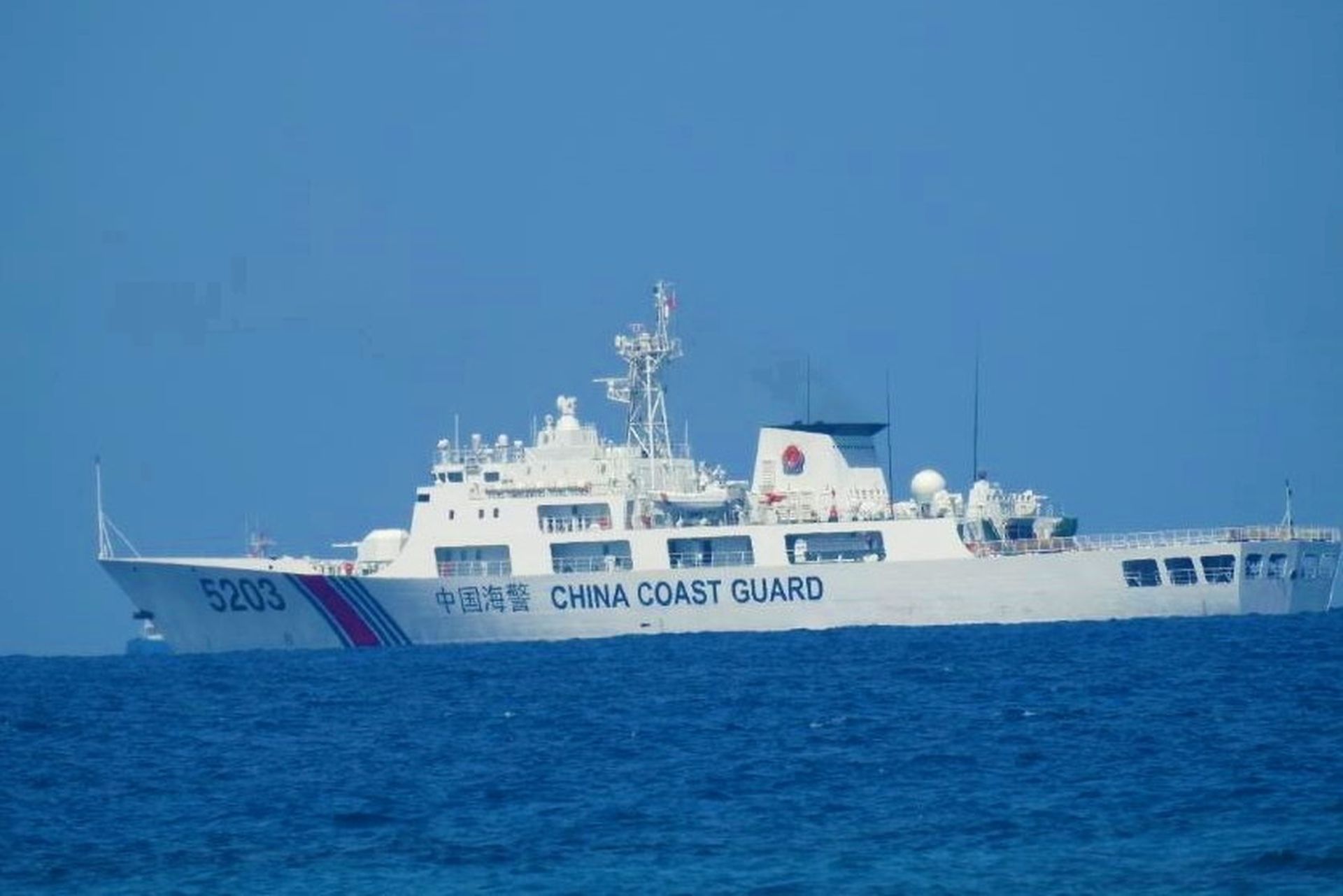 2021年4月15日，菲律宾海岸警卫队在牛轭礁附近海域发现中国海警船。（Reuters）