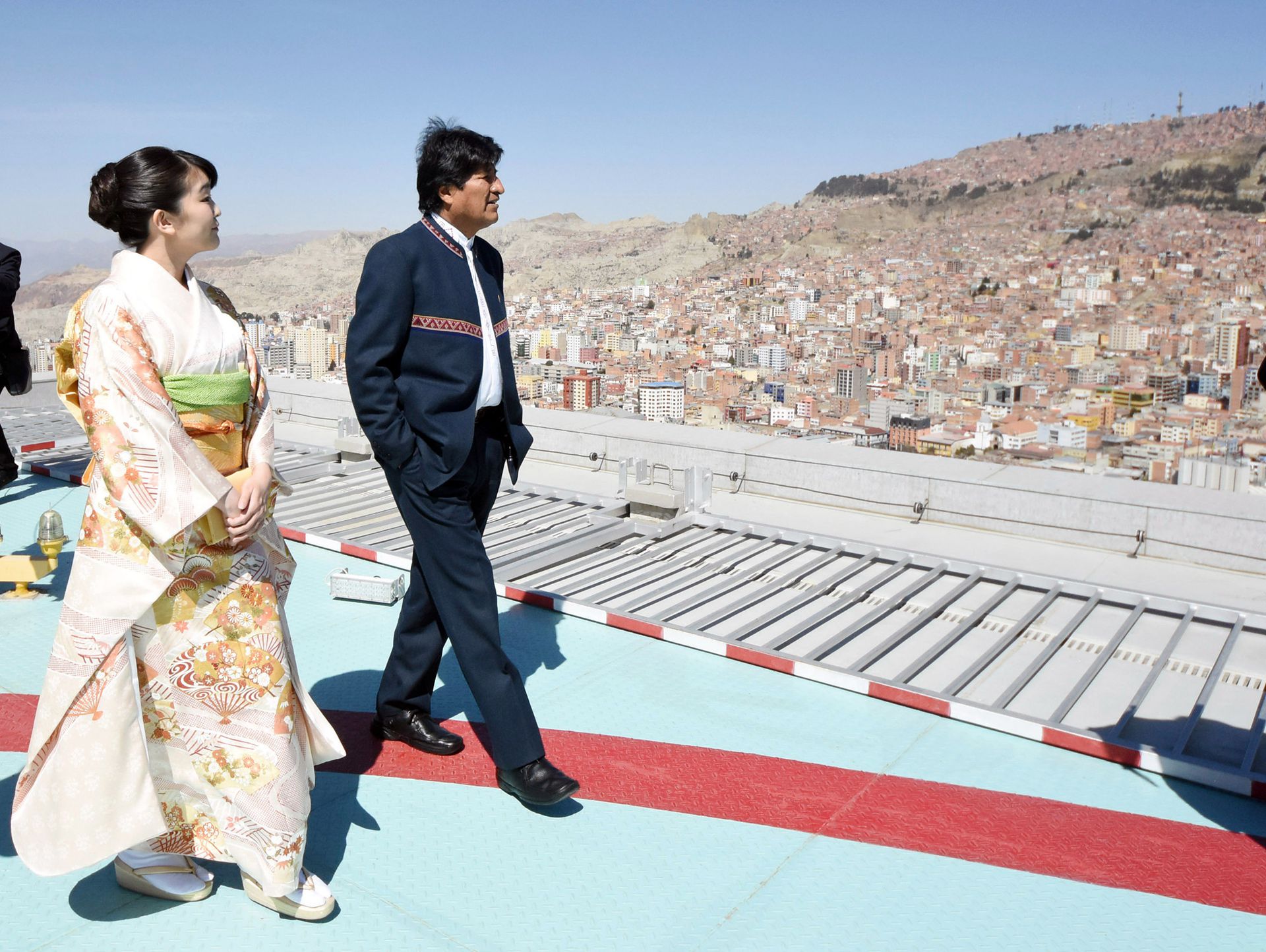 2019年7月15日星期一，玻利维亚时任总统莫拉莱斯在玻利维亚拉巴斯的政府宫殿直升机场与日本公主真子会面，图为莫拉莱斯与真子公主散步。公主来到玻利维亚是为了纪念日本移民来到南美洲120周年。（AP）