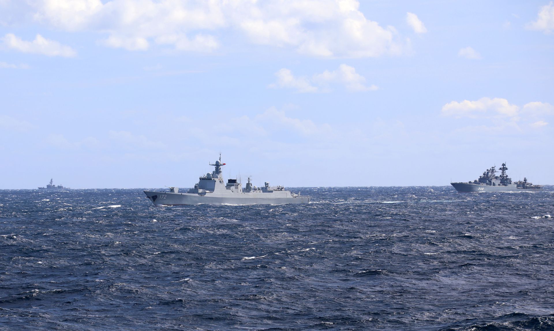 2021年10月23日，中俄海军首次海上联合巡航期间，日本自卫队舰艇（左）对中国昆明舰（中）和俄罗斯大型反潜舰（右）进行跟踪侦察。（新华社）