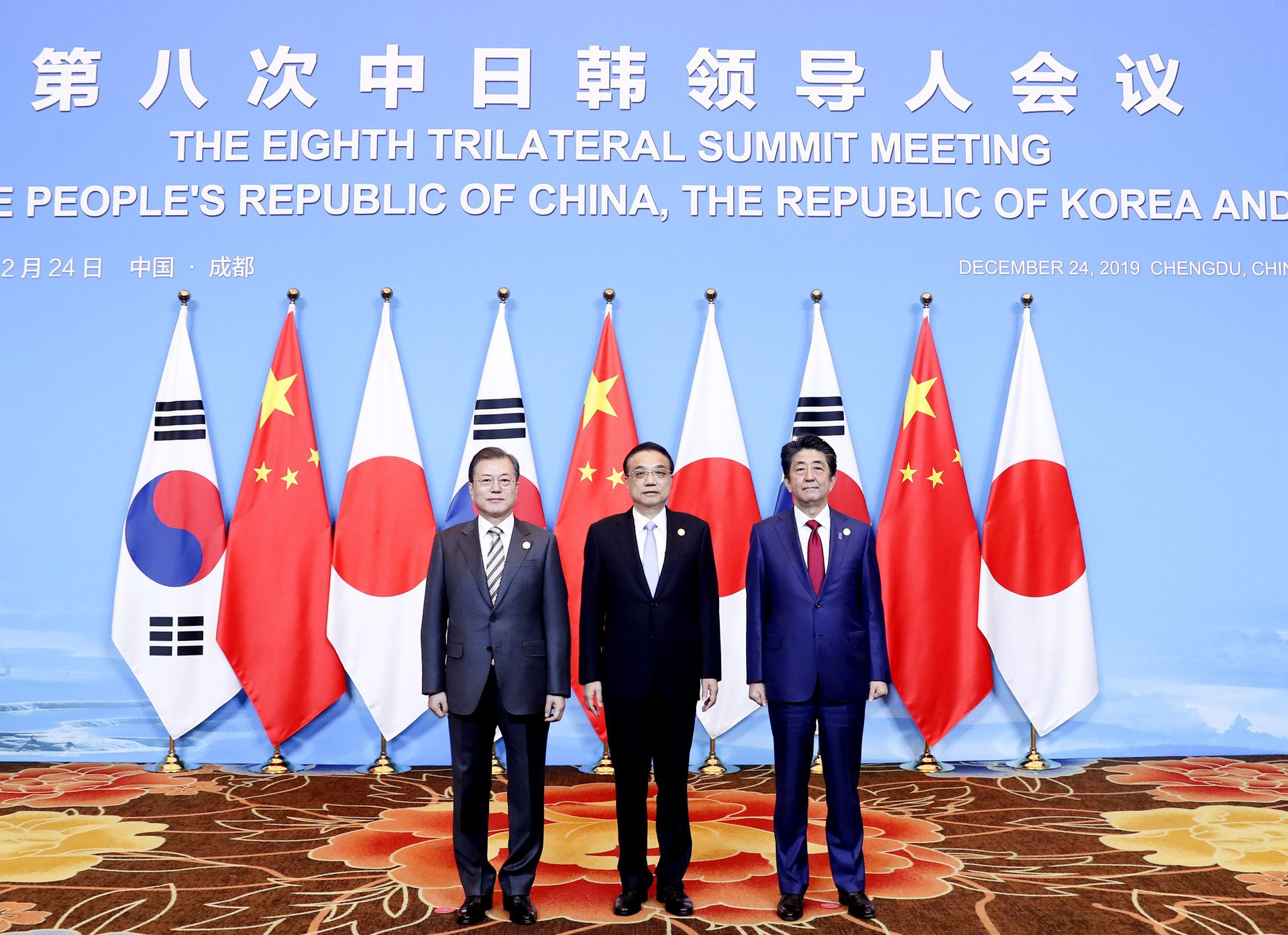 2019年12月24日，李克强（中）与文在寅（左）、安倍晋三出席第八次中日韩领导人会议前合影。（新华社）