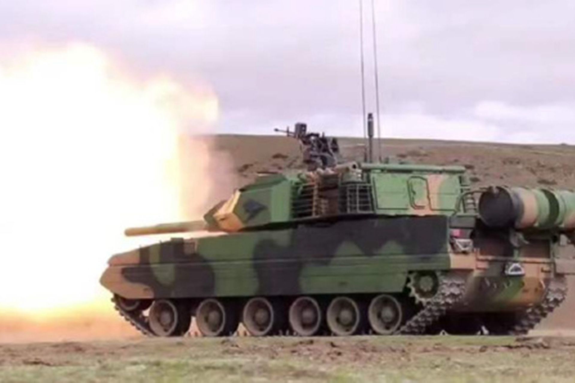 2020年6月上旬,中國人民解放軍西藏軍區15式坦克演練步坦協同。圖為15式坦克開火瞬間。(中國央視截圖) 2020年6月上旬,中國人民解放軍西藏軍區15式坦克演練步坦協同。圖為15式坦克開火瞬間。(中國央視截圖)