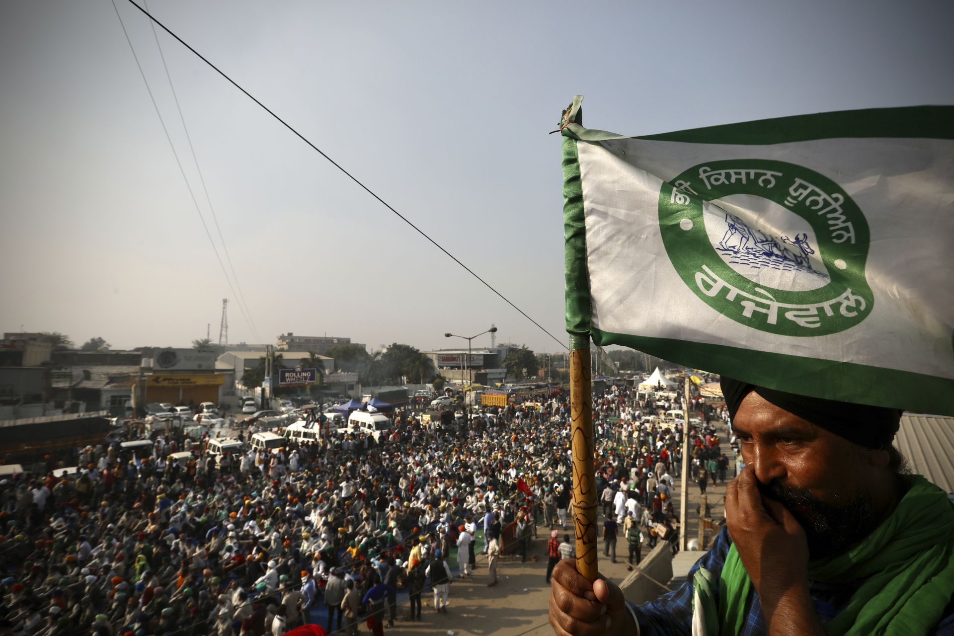 图为一名打着“全印度农民联盟”旗帜的农民，该组织在全印11个邦有分支，以无党派农民代表组织著称，但其在行动中还是与左翼党派共进退。（美联社）