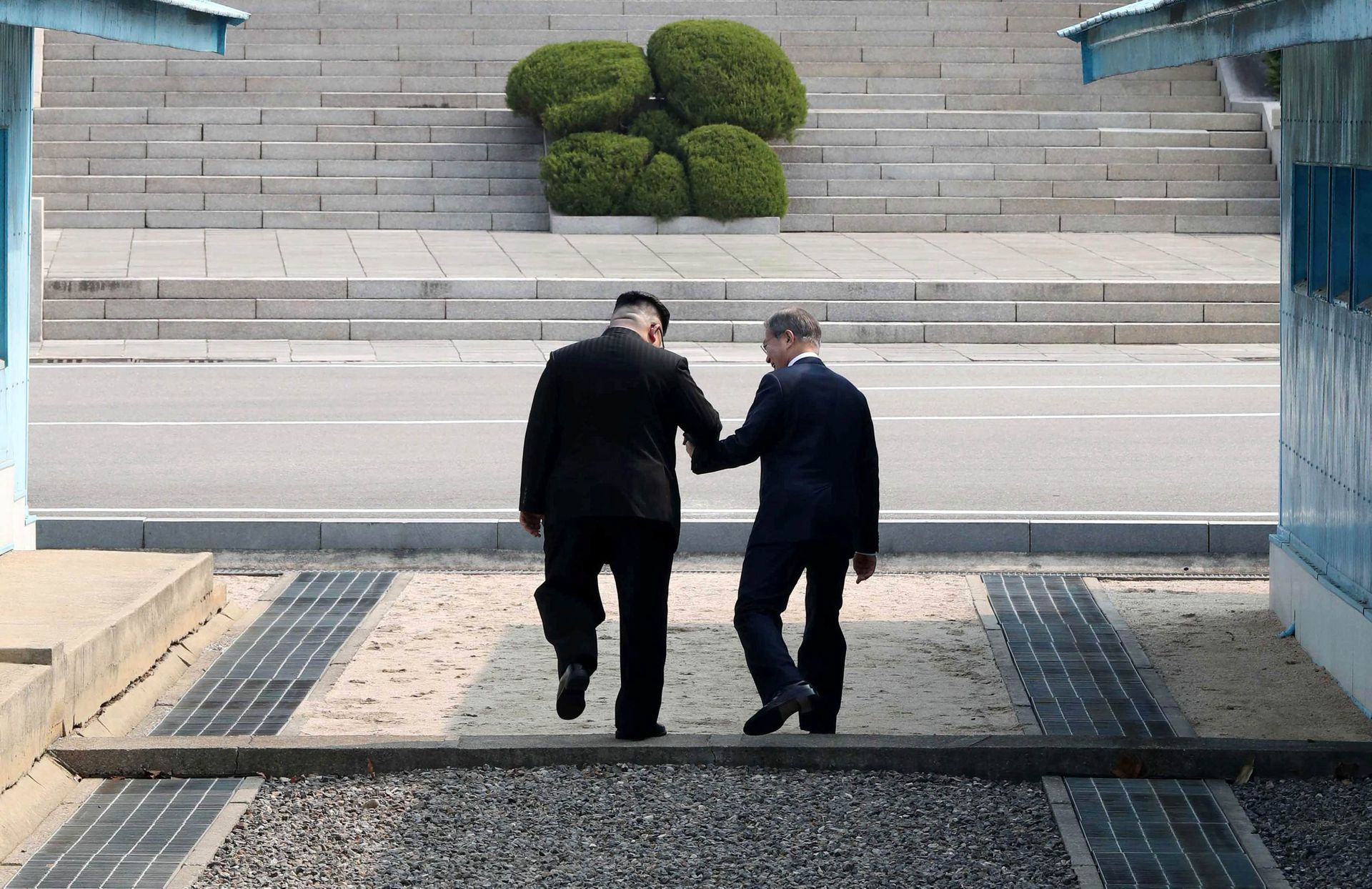 2018年4月27日，文在寅和朝鲜领导人金正恩抵达板门店，两人牵手跨过军事分界线。（Reuters）