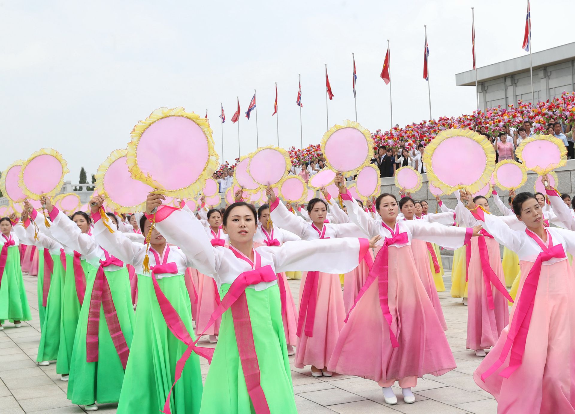 2019年6月20日，朝鲜民众在锦绣山太阳宫广场欢迎习近平。（新华社）