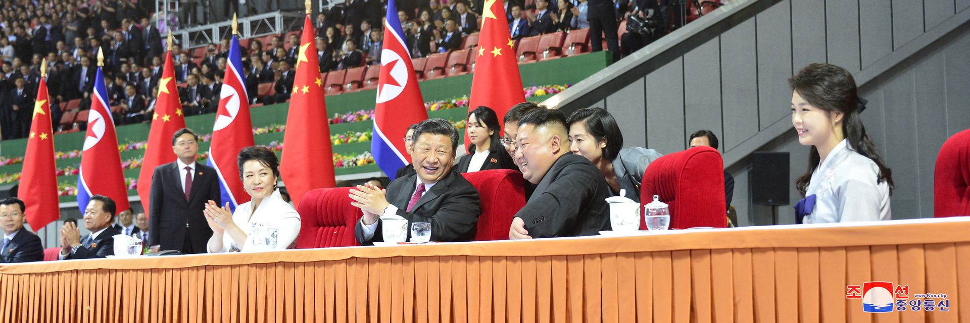 2019年6月21日，朝鲜领导人金正恩、他的妻子李雪主、中国国家主席习近平和他的妻子彭丽媛出席了习近平访朝期间在朝鲜平壤举行的一场群众表演。（朝中社）