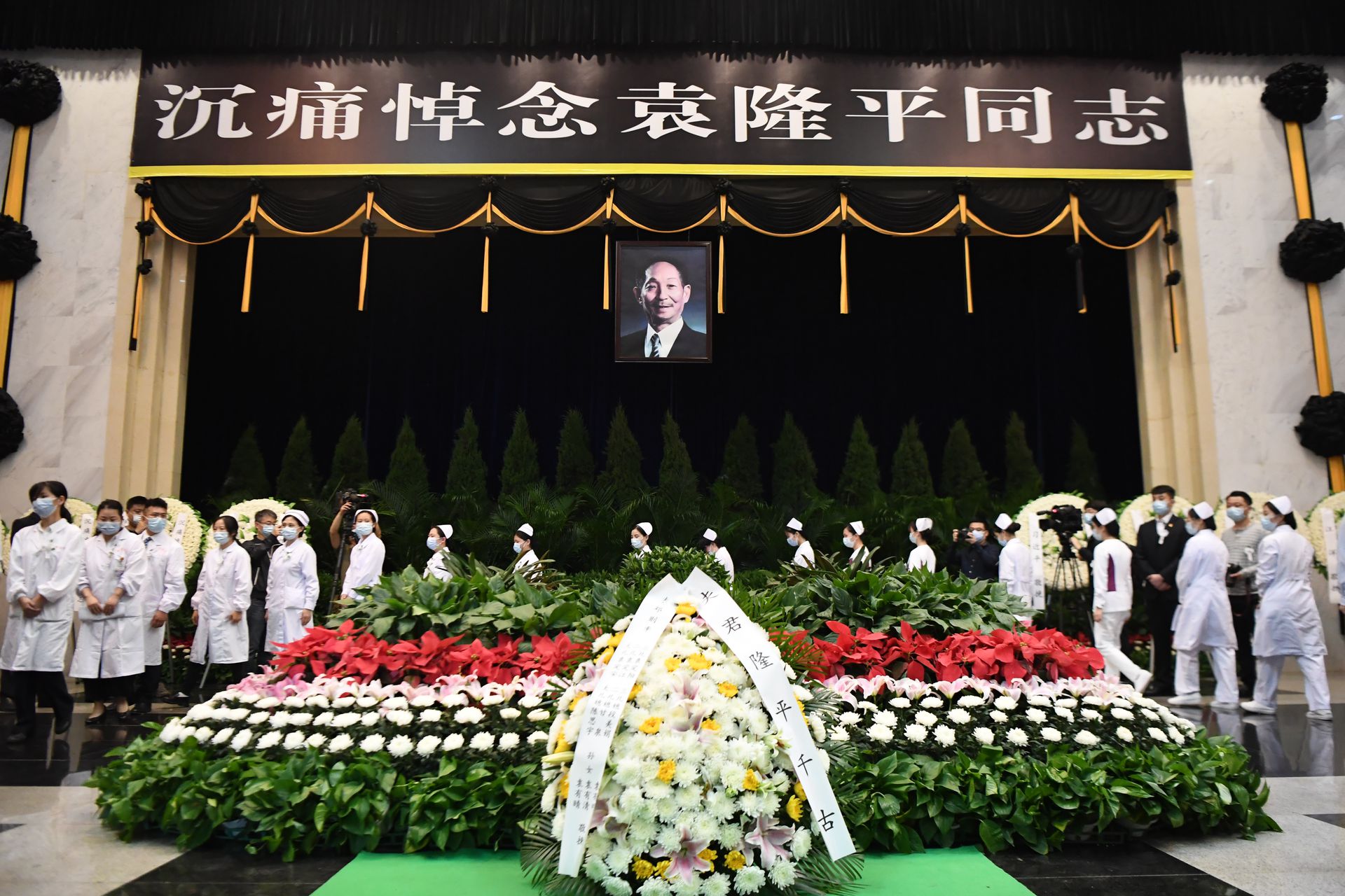 袁隆平是享誉海内外的著名农业科学家、中国杂交水稻事业的开创者和领导者、“共和国勋章”获得者、中国工程院院士，因病于2021年5月22日在长沙逝世，享年91岁。（ 新华社）