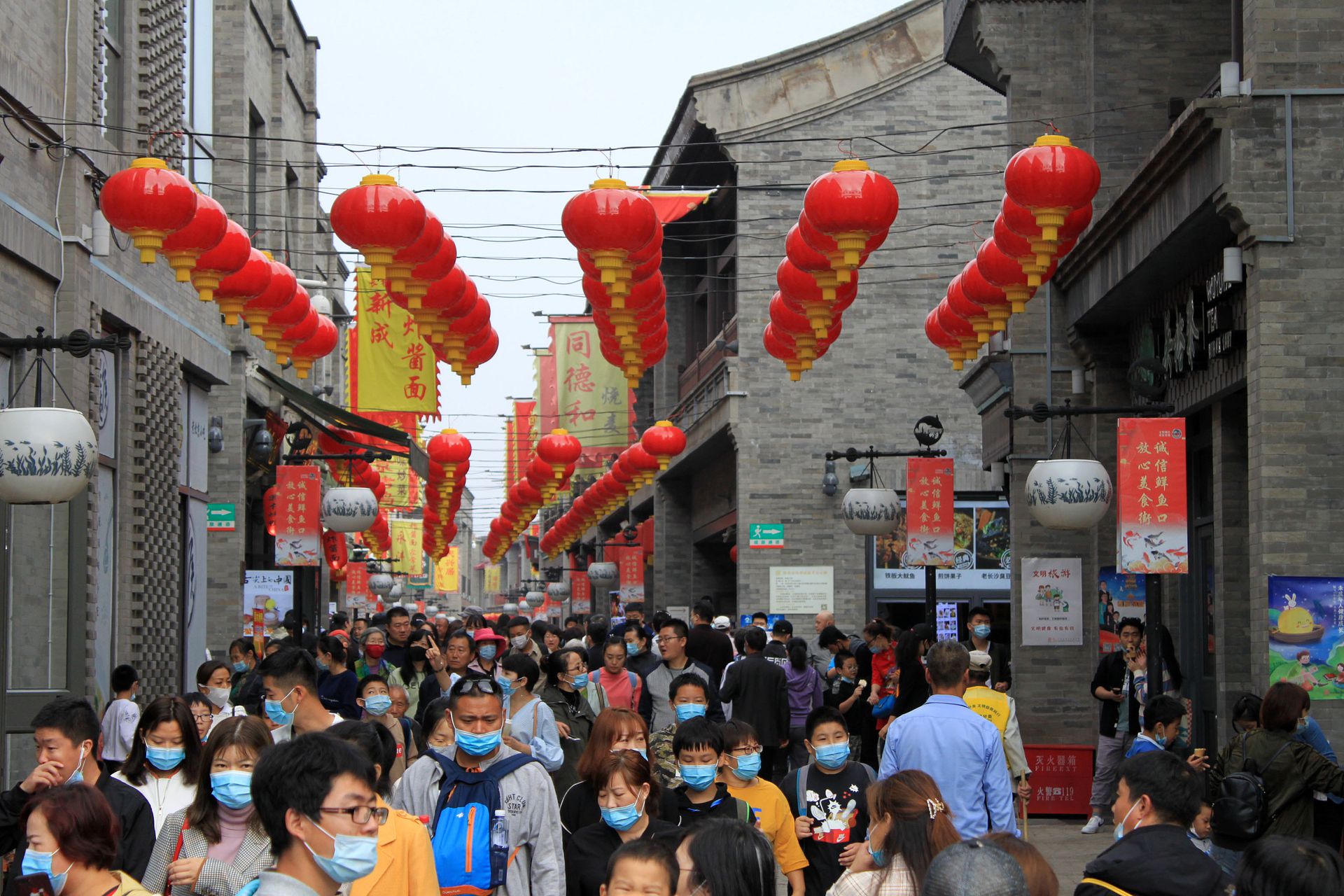 2020年10月1日，北京市前门步行街等地迎来大批参观者。（视觉中国）