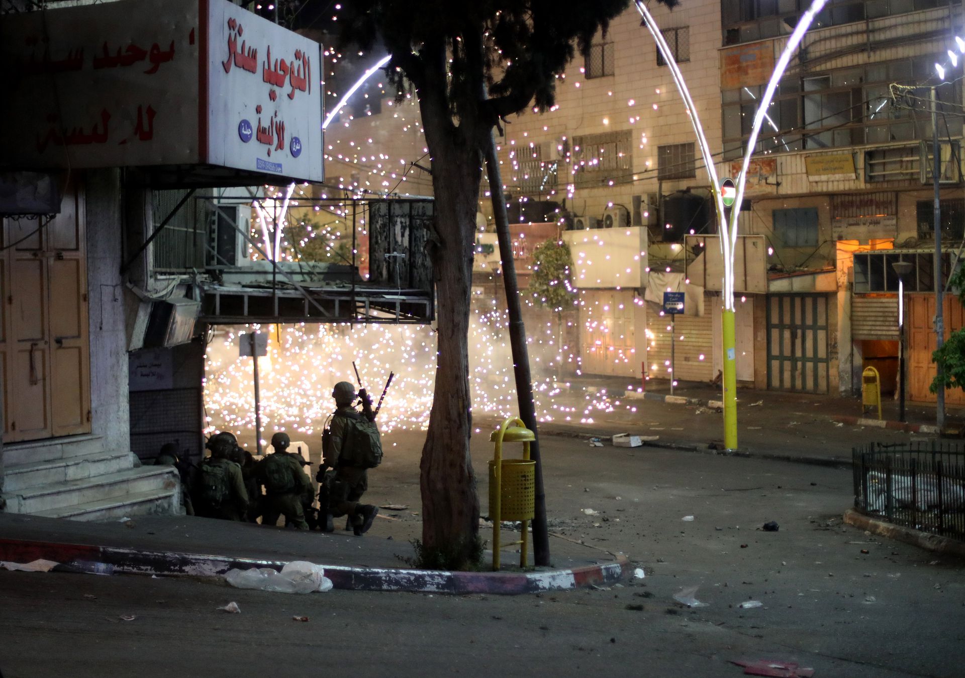 5月12日，以色列边防警察在约旦河西岸城市希伯伦街头与巴勒斯坦示威者对峙.（新华社）
