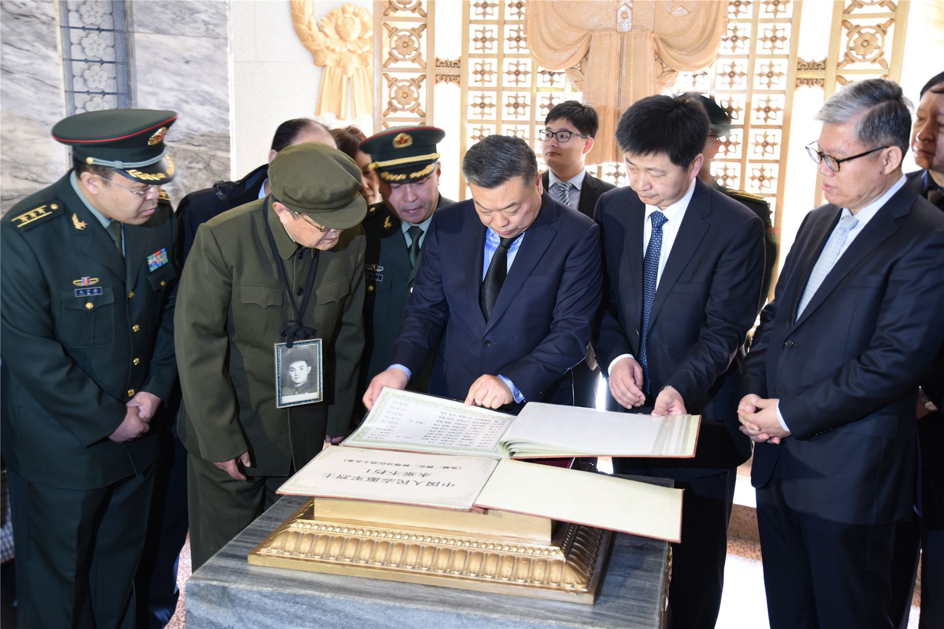 2017年4月4日，李进军（中）在友谊塔塔室内翻阅中国人民志愿军烈士名录。（新华社）