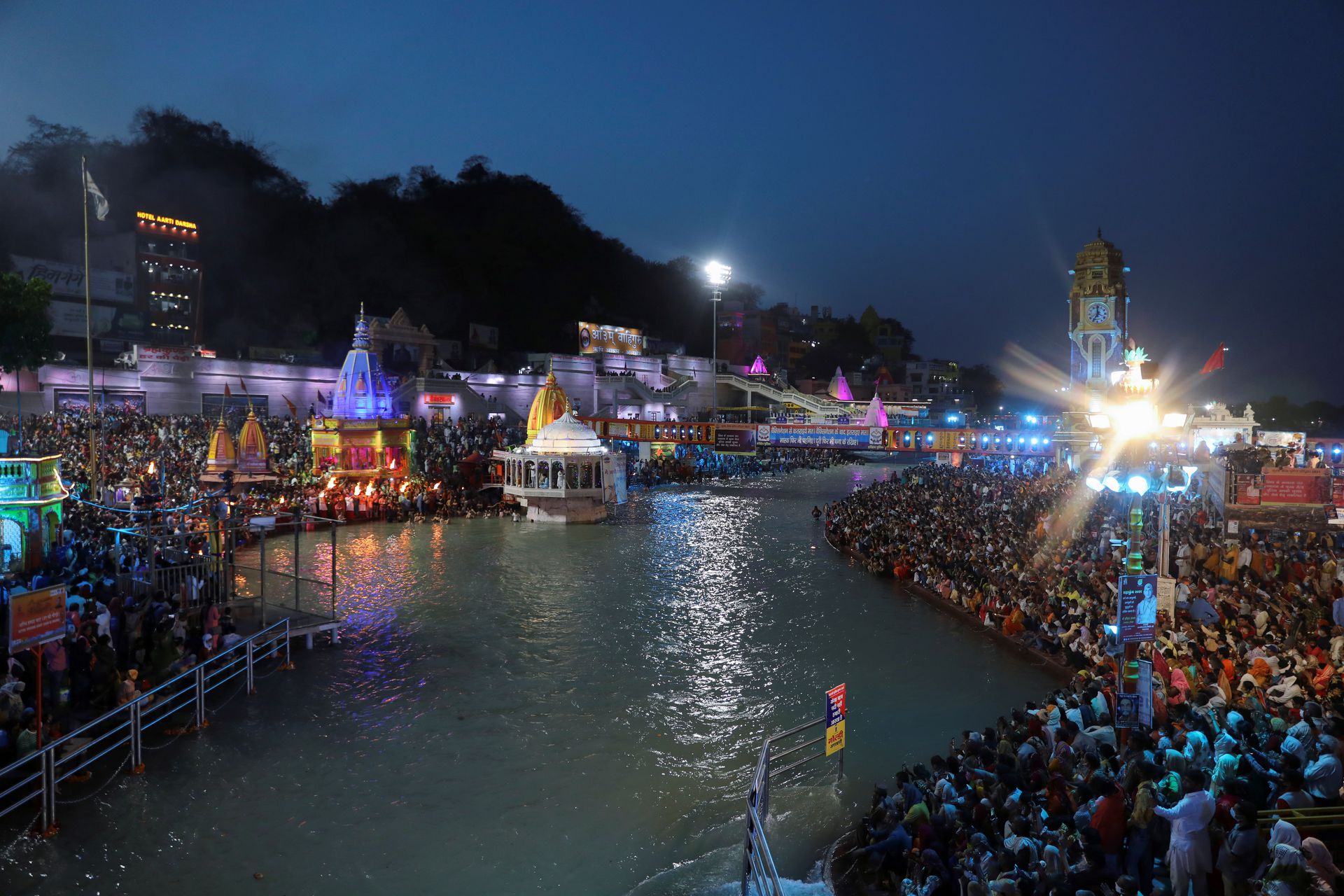 2021年4月14日，印度教信徒夜晚聚集在恒河，庆祝大壶节。（Reuters）