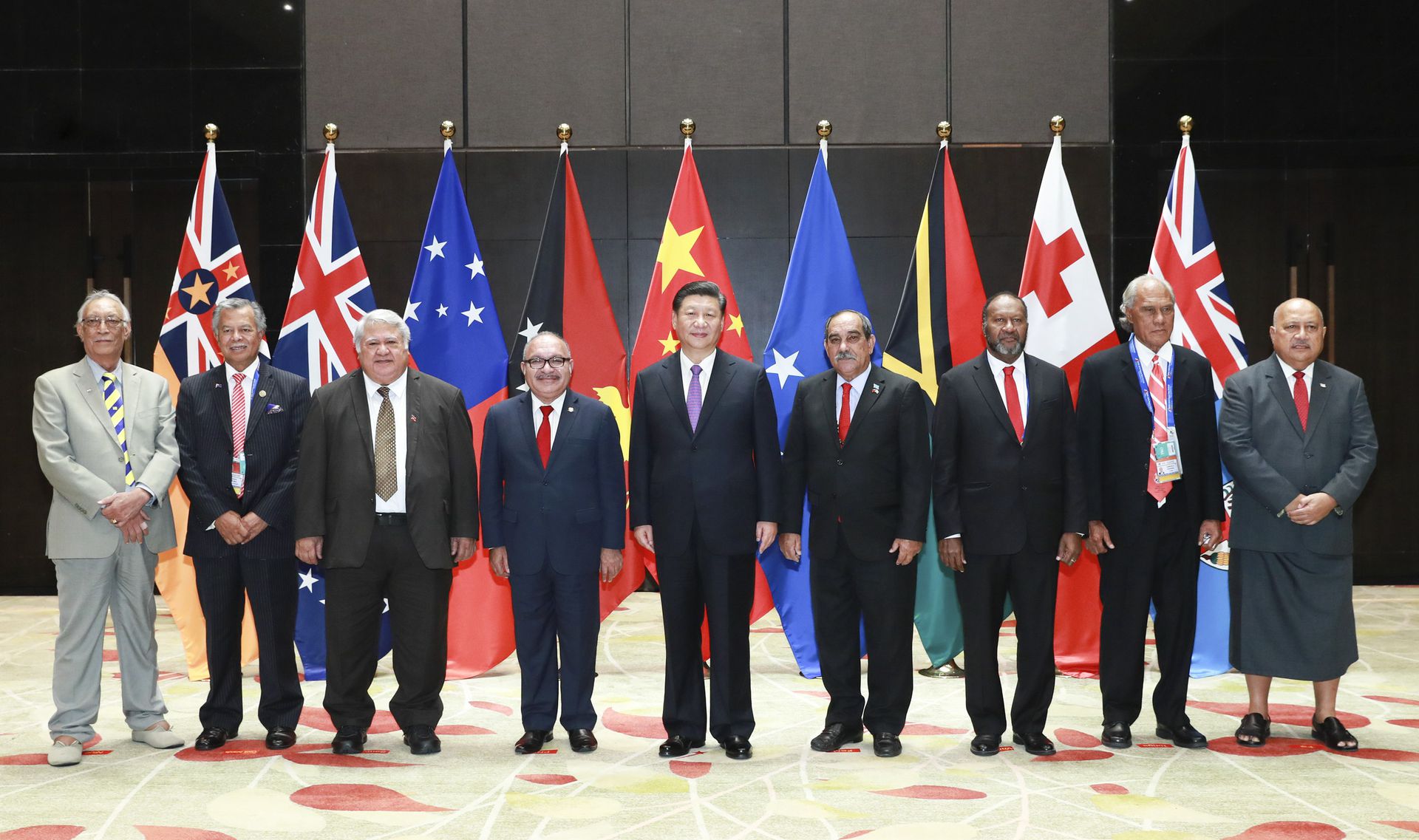 2018年11月16日，中国国家主席习近平（中）在莫尔兹比港同巴布亚新几内亚、密克罗尼西亚联邦、瓦努阿图与库克群岛等多个建交太平洋岛国的领导人举行集体会晤。（ 新华社）