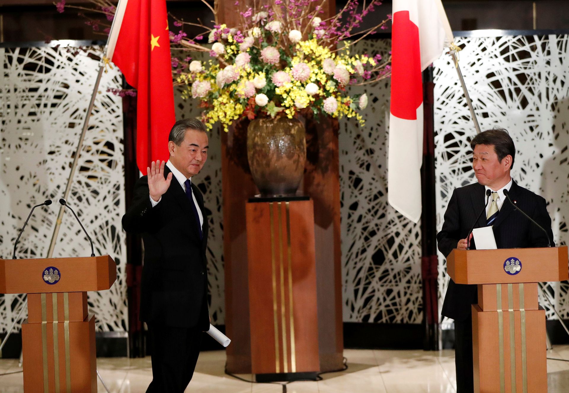 日本媒体《日本时报》称，王毅在记者会上始终面无表情，直言不讳，甚至敢于在公开场合激怒东道国。而茂木敏充则似乎被王毅当场的强硬主张弄得措手不及。（Reuters）