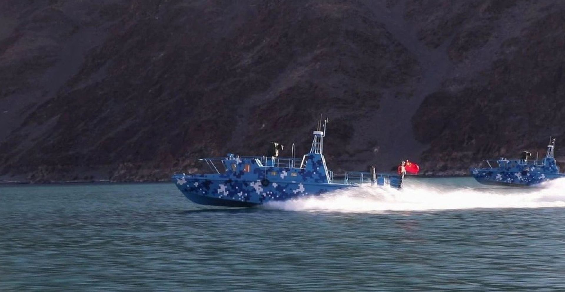 解放军928D巡逻艇在班公湖执行任务。(微博@撒手锏_) 解放军928D巡逻艇在班公湖执行任务。(微博@撒手锏_)