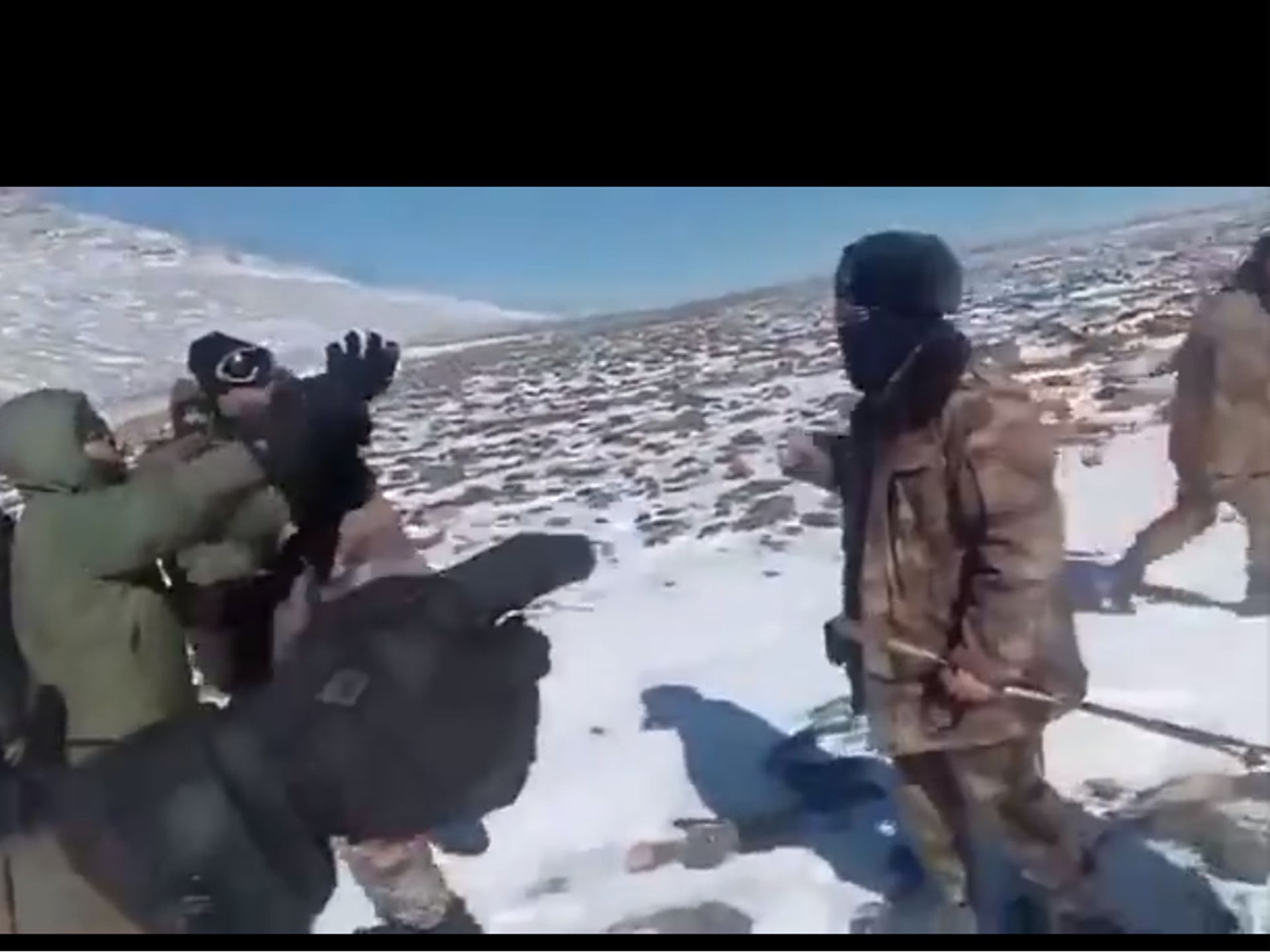 在视频中,还能听到中方人员对印方说“go back”(撤回去)。(微博@灬黑礼服灬) 在视频中,还能听到中方人员对印方说“go back”(撤回去)。(微博@灬黑礼服灬)