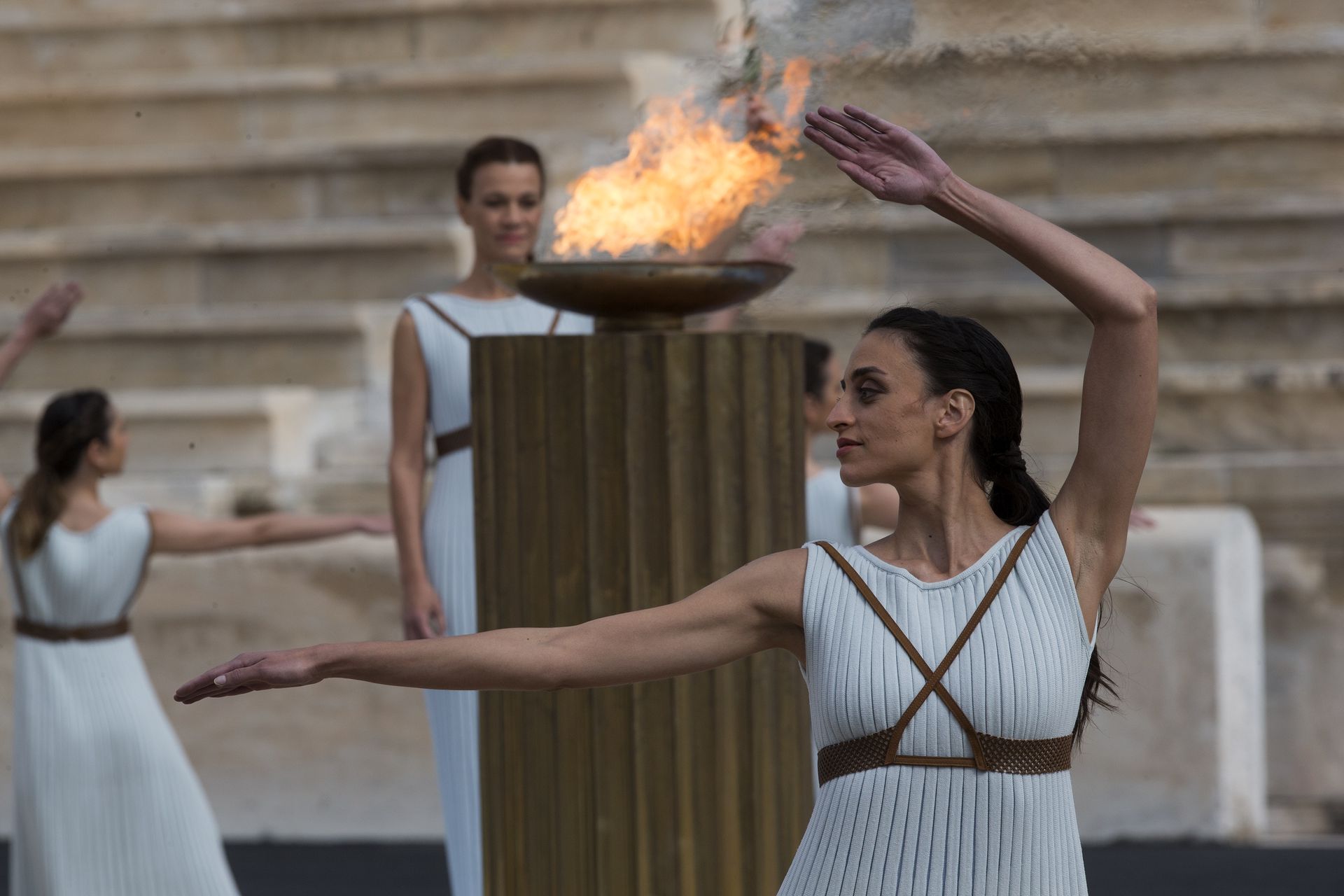 2021年10月19日,扮演女祭司的演员在交接仪式上表演。(新华社) 2021年10月19日,扮演女祭司的演员在交接仪式上表演。(新华社)