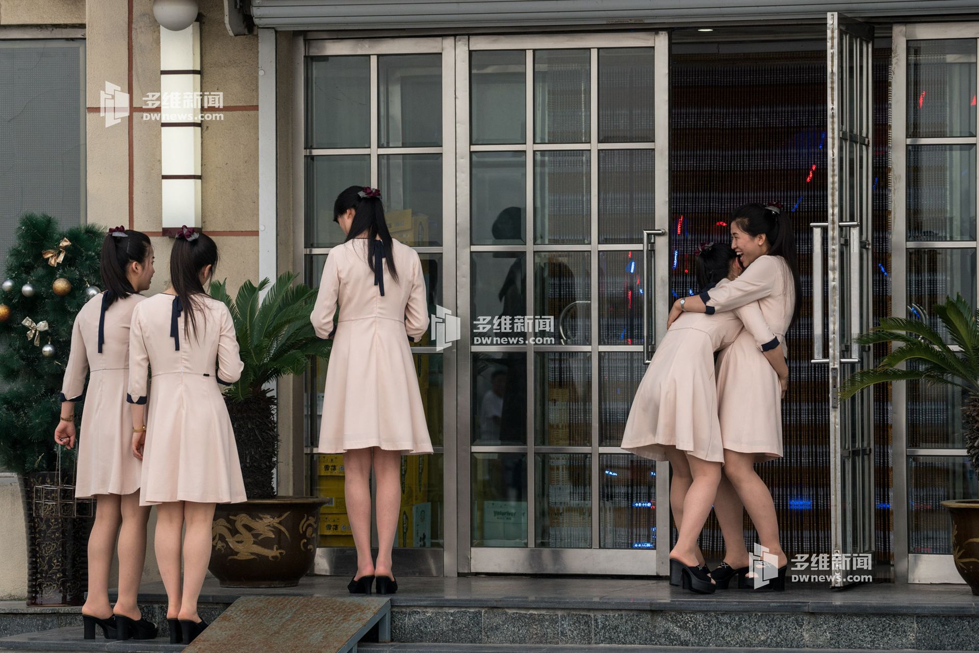 2019年6月6日，位于中朝边境的中国丹东市一家朝鲜国营饭店，朝鲜女孩对镜头很敏感，当看到有人拍她们时就会转过身去。（多维新闻）