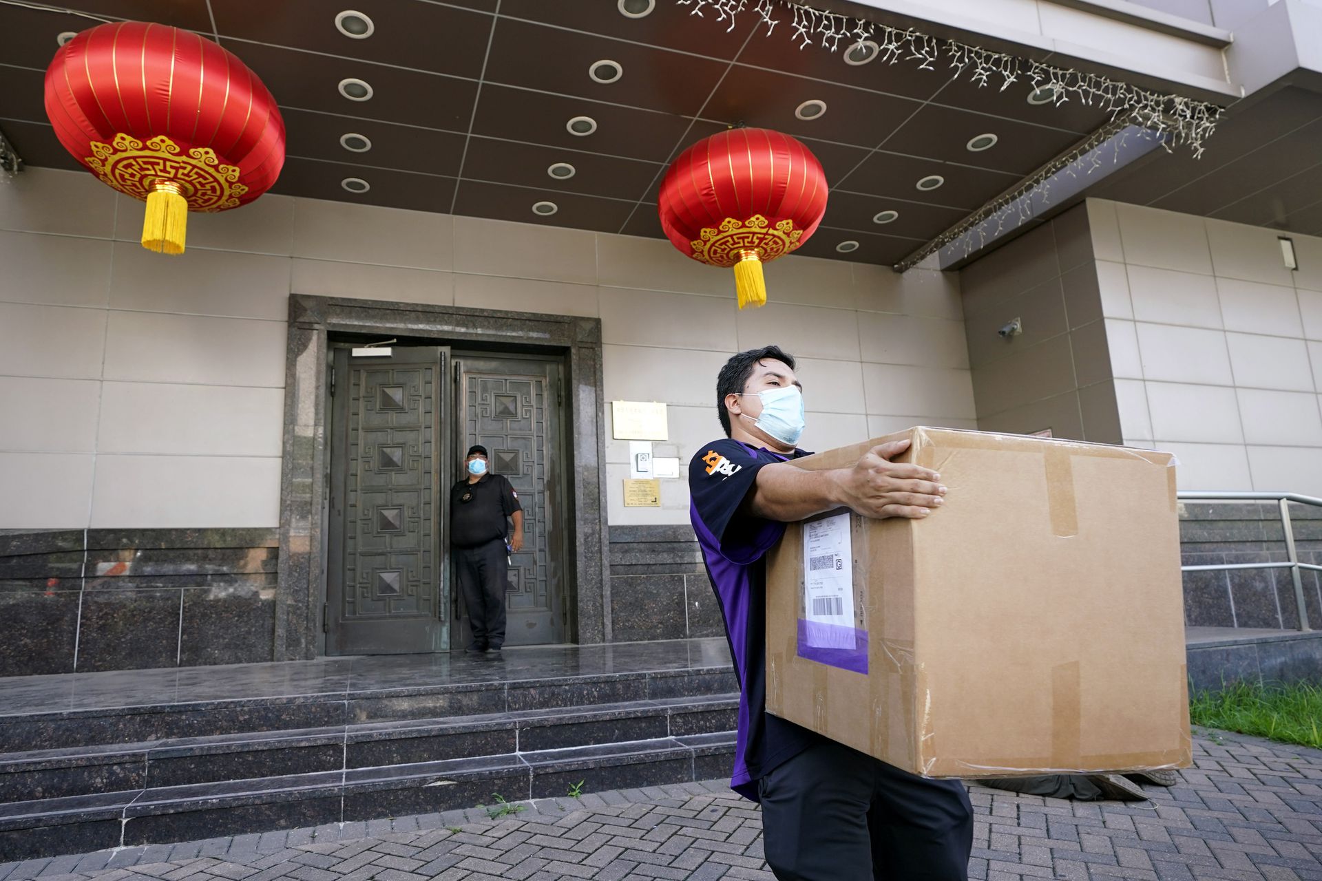 中国驻休斯敦总领事馆被闭馆后，中国也在酝酿对美国进行报复。图为2020年7月23日，中国驻休斯敦总领事馆人员开始转运物资。（AP）