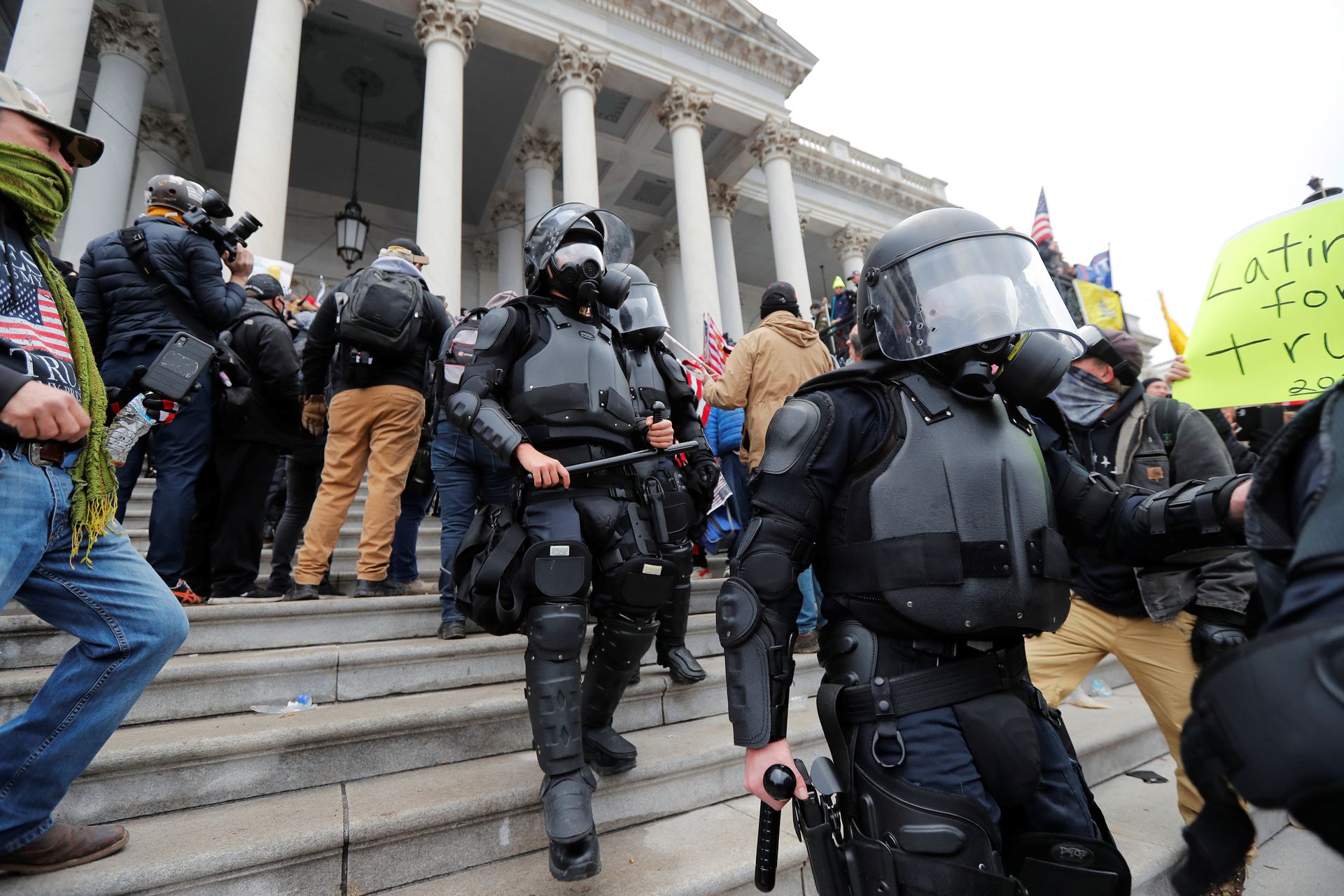 2021年1月6日，在美国华盛顿，特朗普支持者抗议美国国会对2020年美国总统选举结果进行认证，执法人员在美国国会大厦前维持治安。（Reuters）