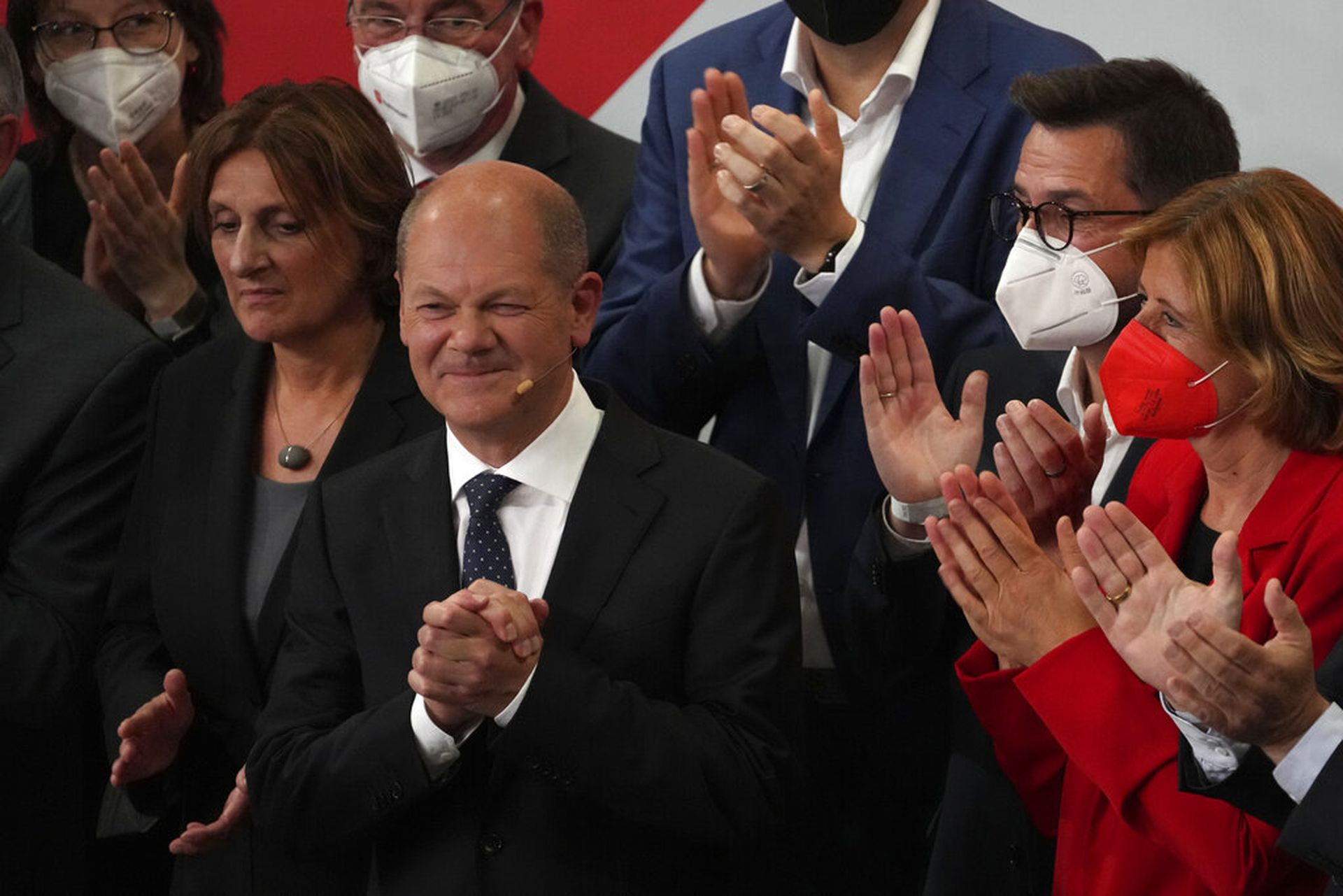 2021年9月26日，德国议会选举结束后，现任财政部长、社民党总理候选人奥拉夫·肖尔茨在柏林社民党总部向支持者发表讲话。（AP）