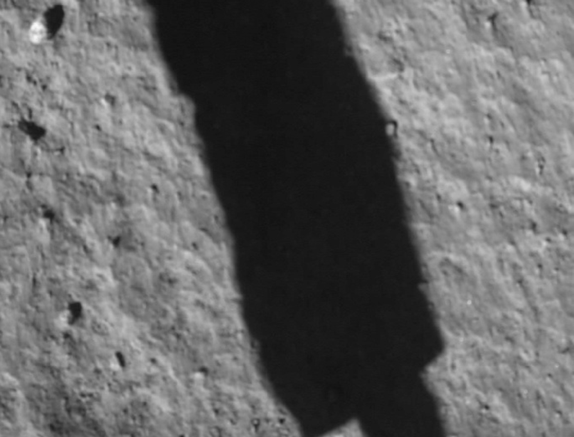 嫦娥五号探测器传回着陆区域影像图。（央视视频截图）