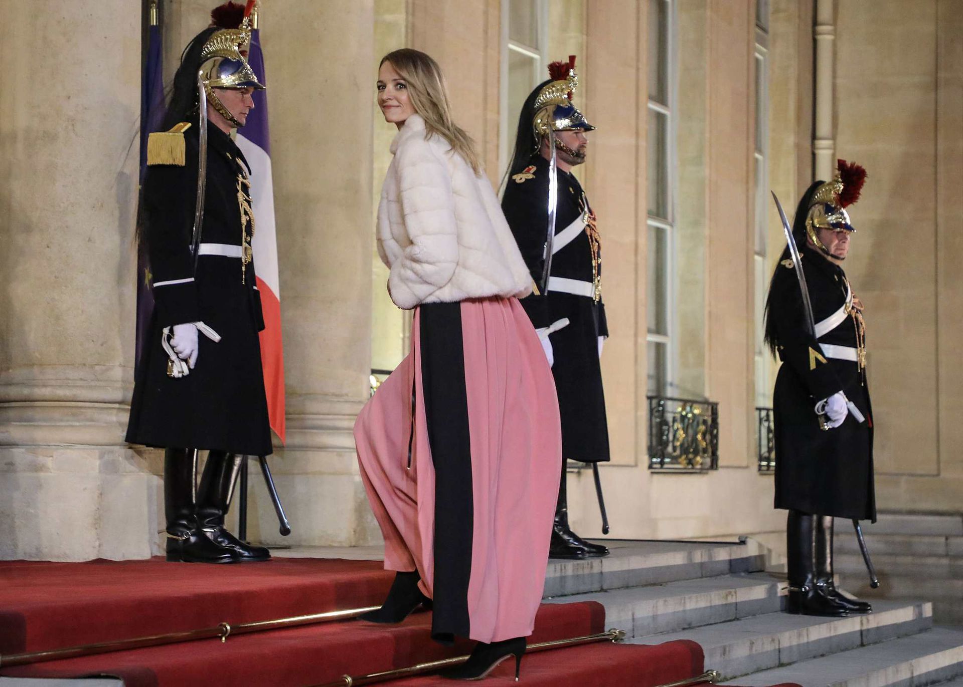 2019年3月25日，法国总统马克龙在巴黎爱丽舍宫为习近平举行欢迎宴会，法国演员、政要等受邀出席。（Reuters）
