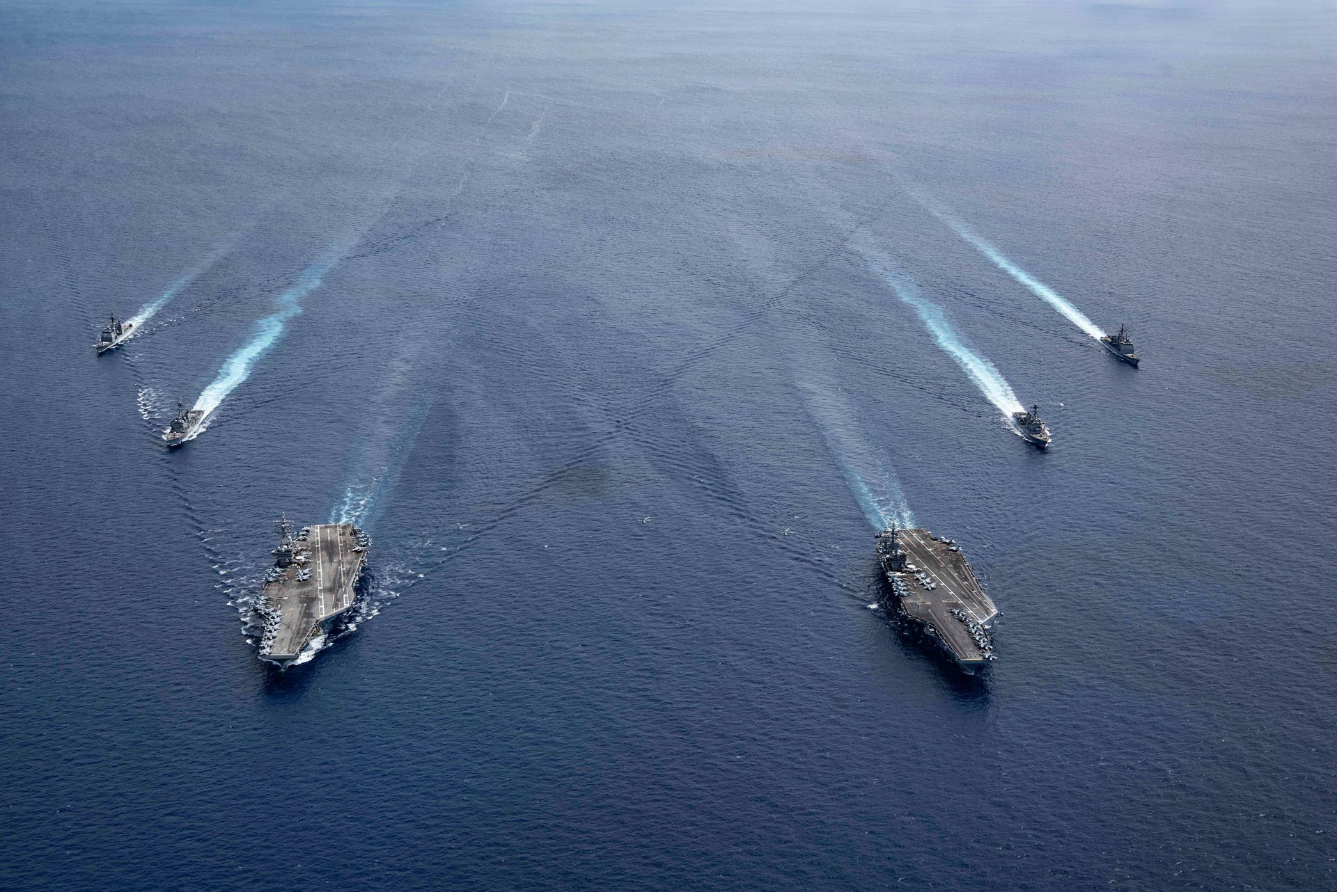 美国“尼米兹”号航母战斗群和“里根”号航母战斗群在南海演习。（AP）