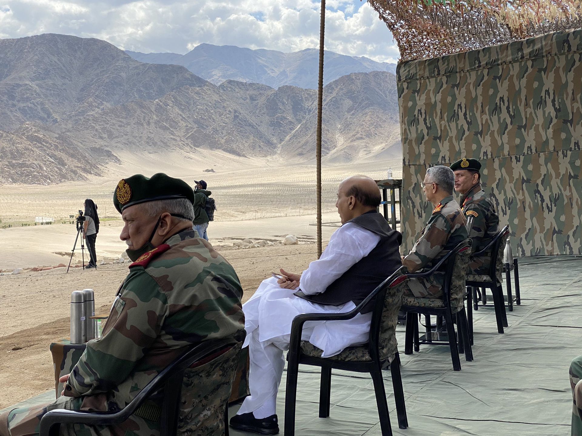 在印度高级军事将领的陪同下，辛格观看了印度军队的军演。（Twitter@DefenceMinIndia）