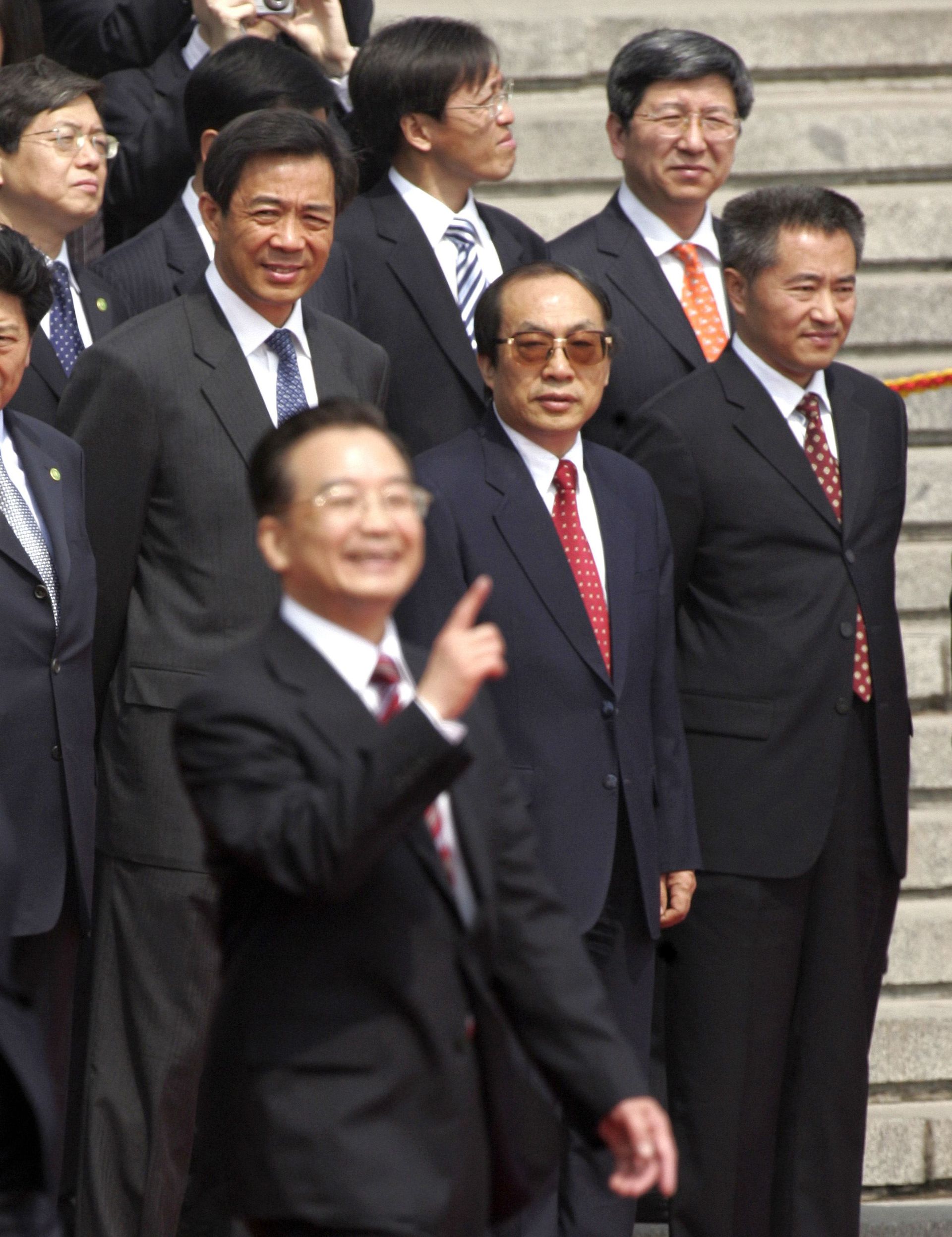 2006年5月22日,中国前总理温家宝,前中国铁道部部长刘志军(前排右二),前中国商贸部长薄熙来及其他官员在北京人民大会堂外出席一个欢迎仪式。(路透社)