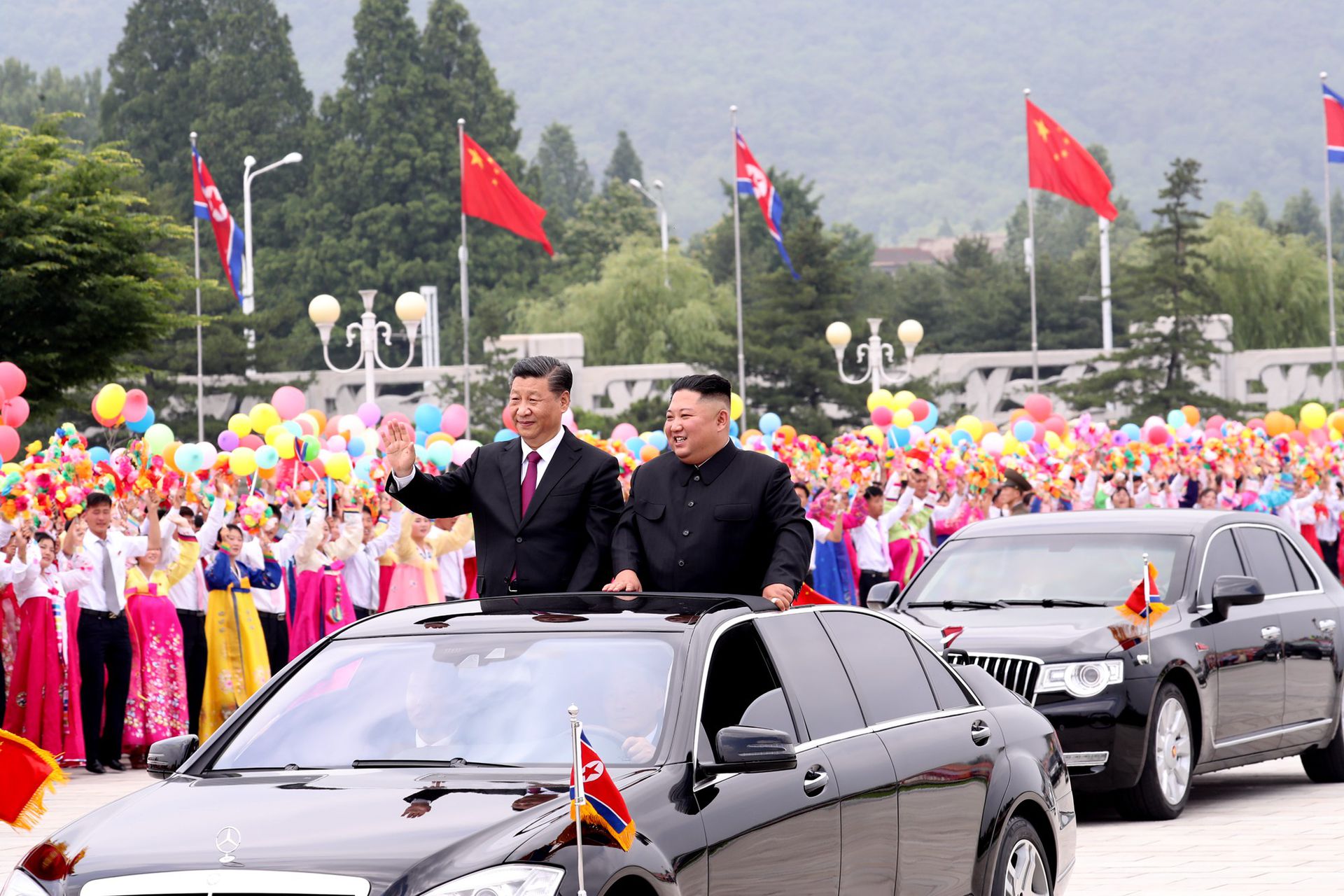 2019年6月20日，朝鲜民众沿街欢迎习近平访问。（新华社）