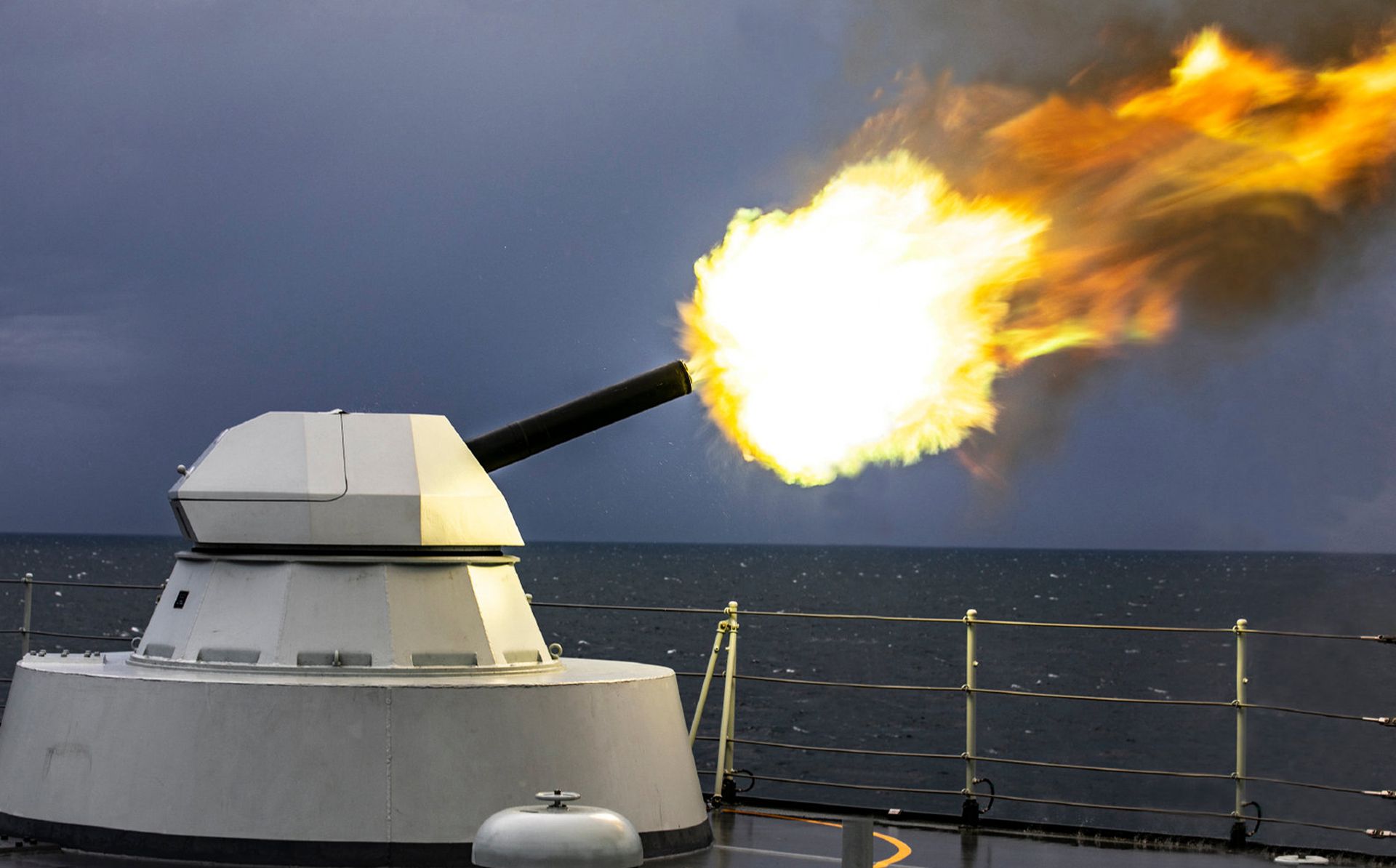 解放军演练登陆作战。图为登陆舰的近防炮开炮瞬间。(微博@东部战区) 解放军演练登陆作战。图为登陆舰的近防炮开炮瞬间。(微博@东部战区)