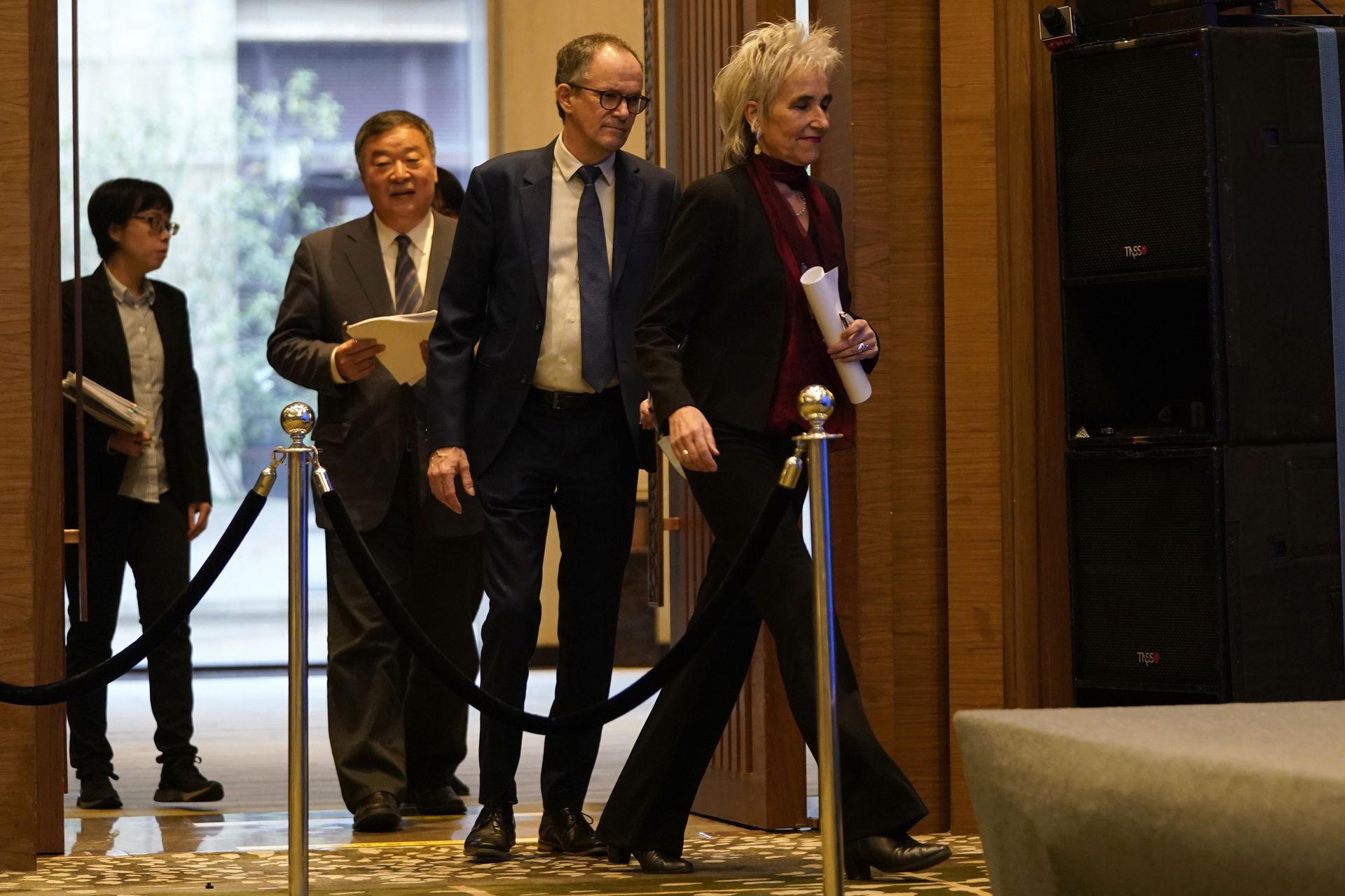 2021年2月9日,世界卫生组织新冠病毒溯源小组组长恩巴雷克(Peter Ben Embarek,右二)和中国专家等人员参加新闻发布会。(AP) 2021年2月9日,世界卫生组织新冠病毒溯源小组组长恩巴雷克(Peter Ben Embarek,右二)和中国专家等人员参加新闻发布会。(AP)