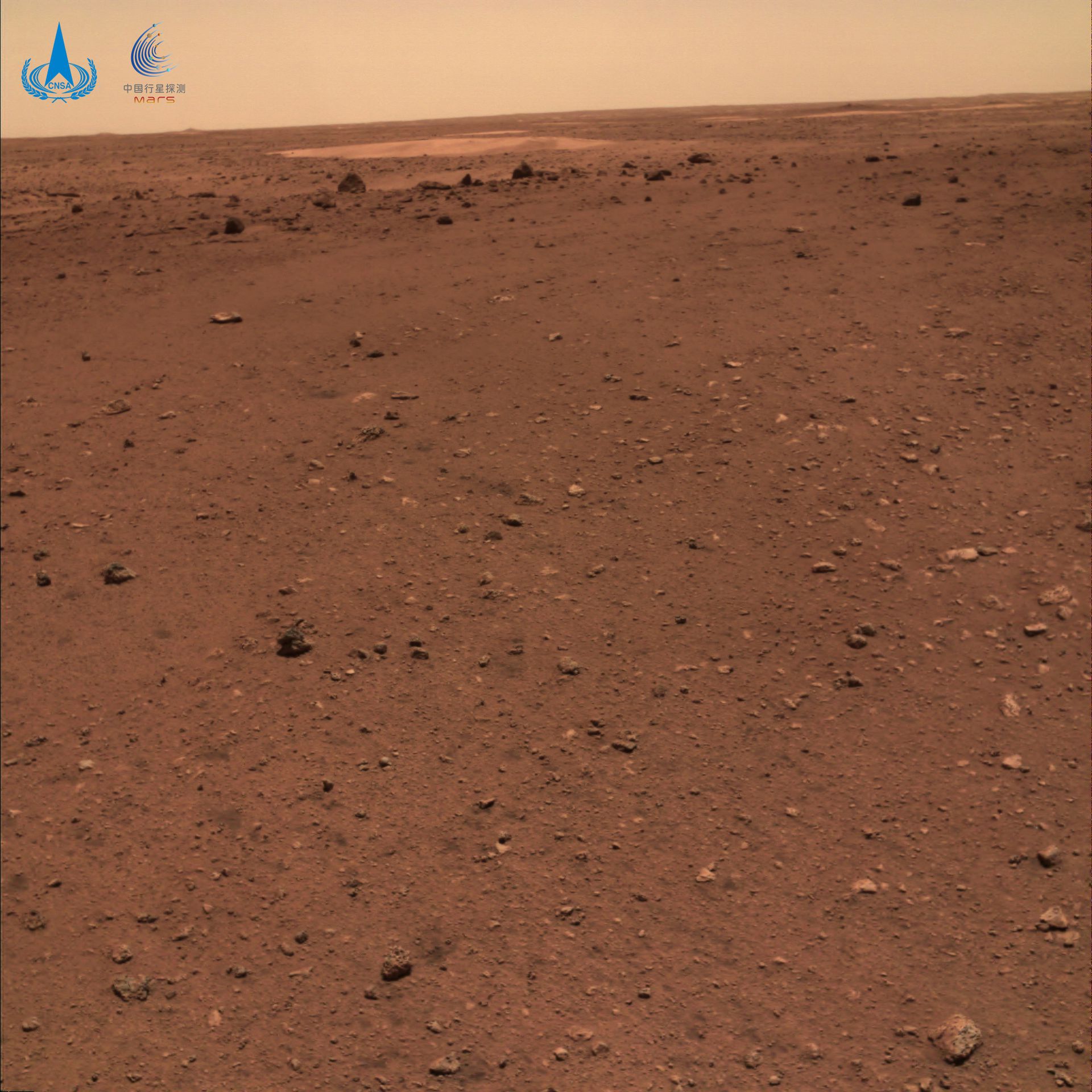 天问一号着陆火星首批科学影像图公布，图为祝融号火星车拍摄的火星地形地貌图。（新华社）