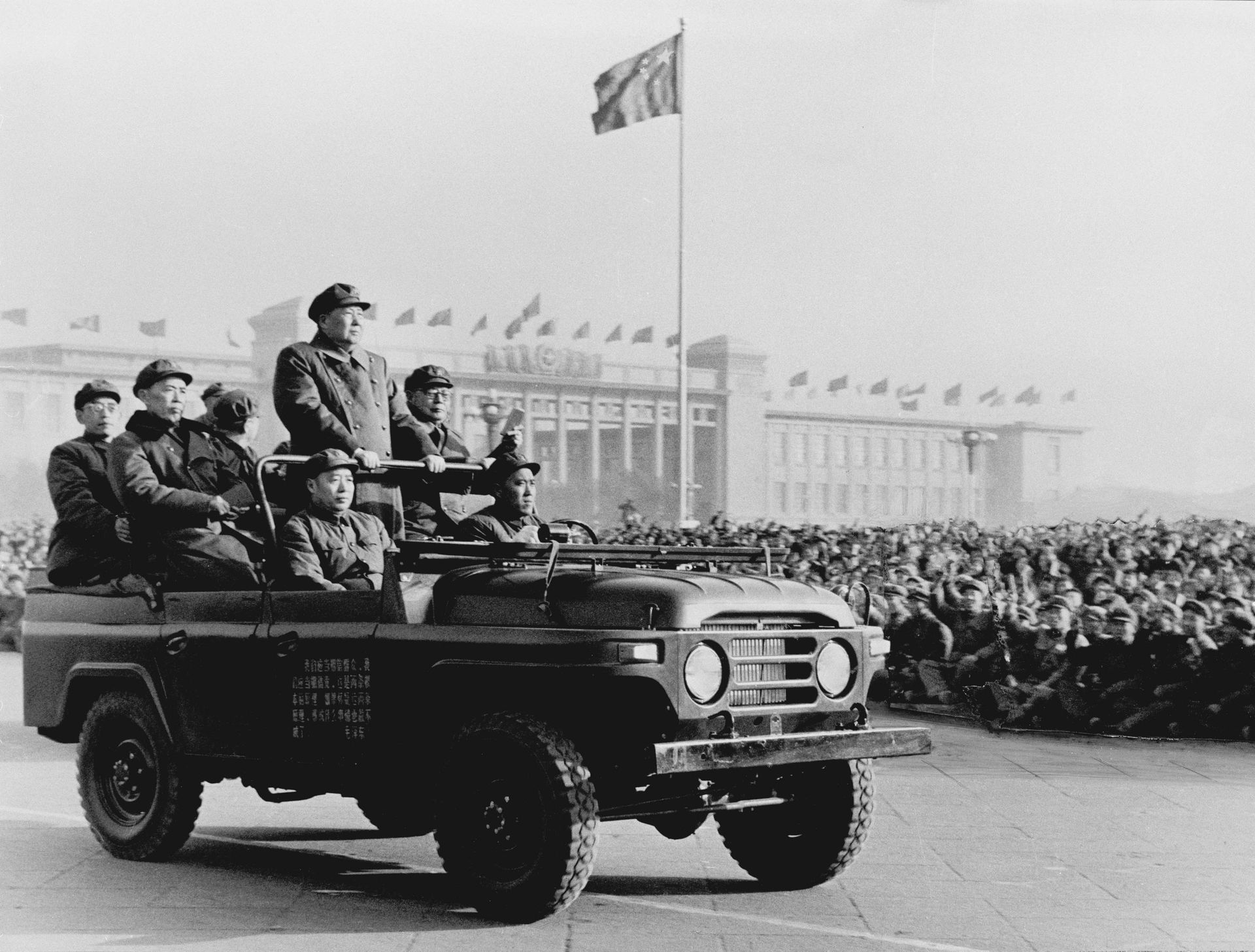 1966年11月26日,北京天安门广场,毛泽东第八次检阅红卫兵。(视觉中国)