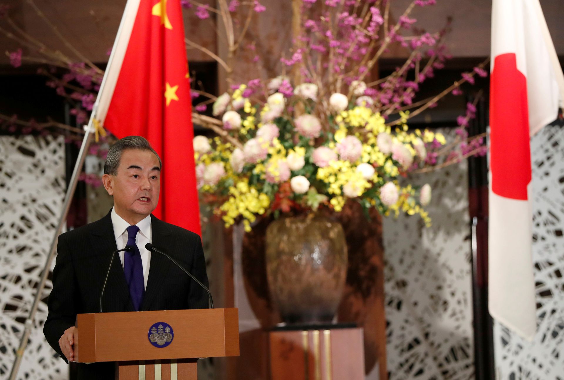 在记者会上，王毅就中日岛屿争端表态，强调了中国的立场。（Reuters）
